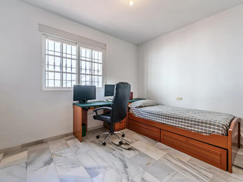 House - Detached Villa в продаже в Ciudad Jardín, Málaga. В доме 3 спален и 2 ванных комнат. Площадь дома 336 м². Площадь участка 533 м²