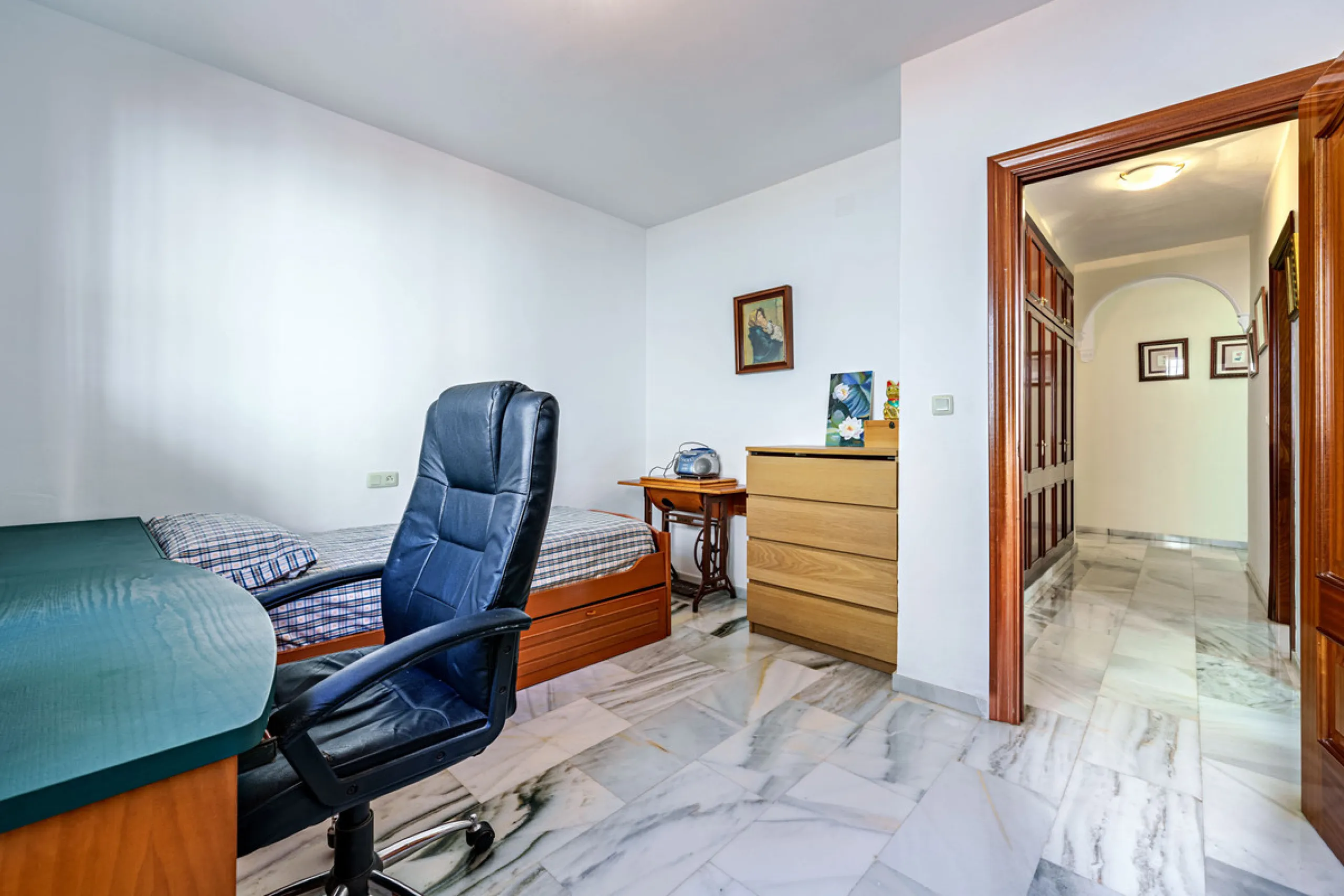 House - Detached Villa в продаже в Ciudad Jardín, Málaga. В доме 3 спален и 2 ванных комнат. Площадь дома 336 м². Площадь участка 533 м²