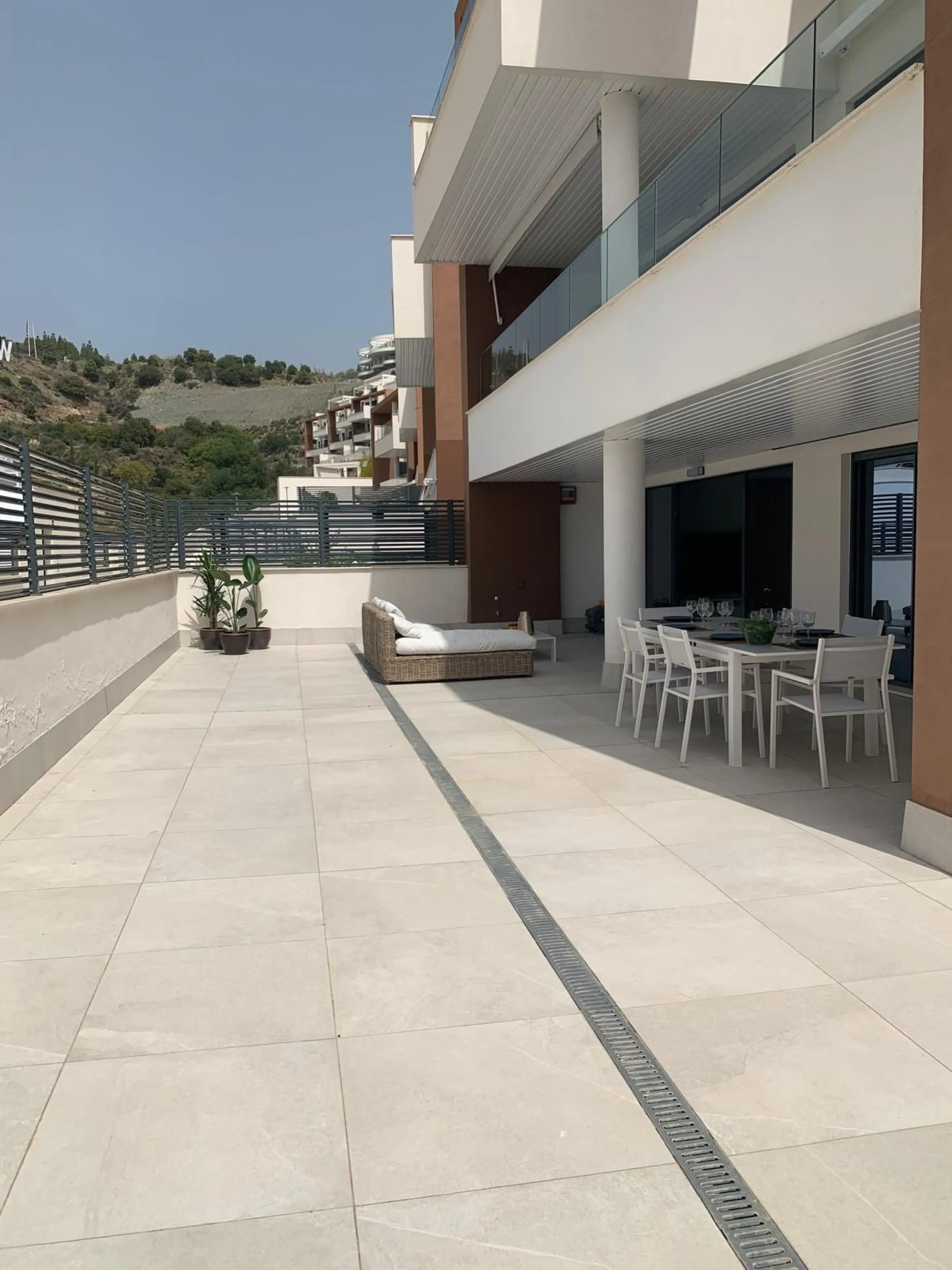 Contemporary Apartment with Exceptional 100 m² Terrace & Sea Views – Benahavís / Marbella