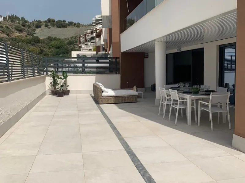 Contemporary Apartment with Exceptional 100 m² Terrace & Sea Views – Benahavís / Marbella
