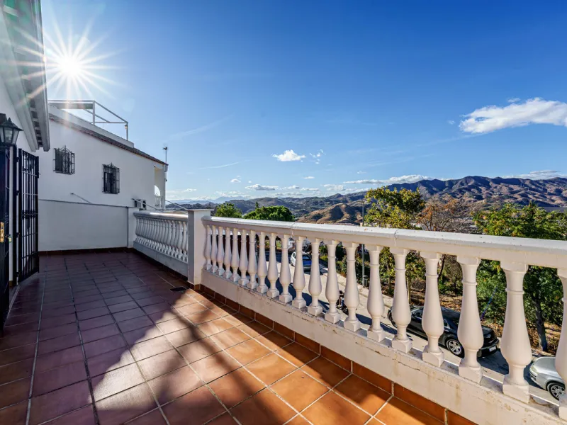 House - Detached Villa в продаже в Ciudad Jardín, Málaga. В доме 3 спален и 2 ванных комнат. Площадь дома 336 м². Площадь участка 533 м²
