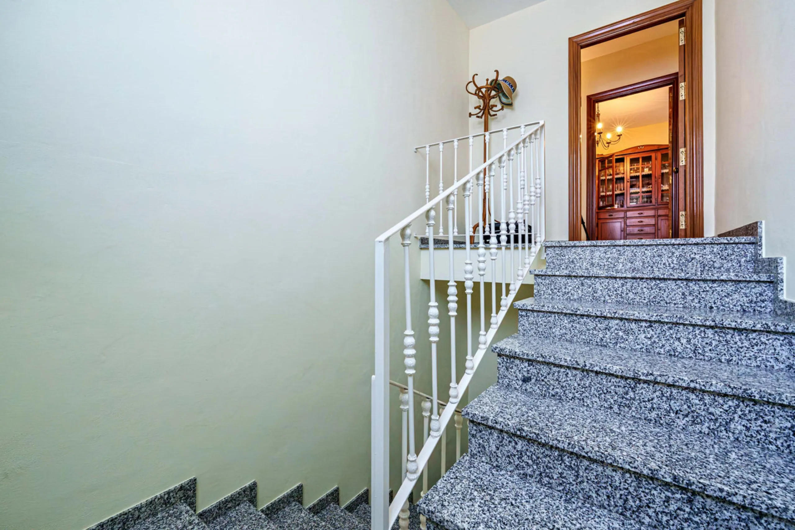 House - Detached Villa в продаже в Ciudad Jardín, Málaga. В доме 3 спален и 2 ванных комнат. Площадь дома 336 м². Площадь участка 533 м²