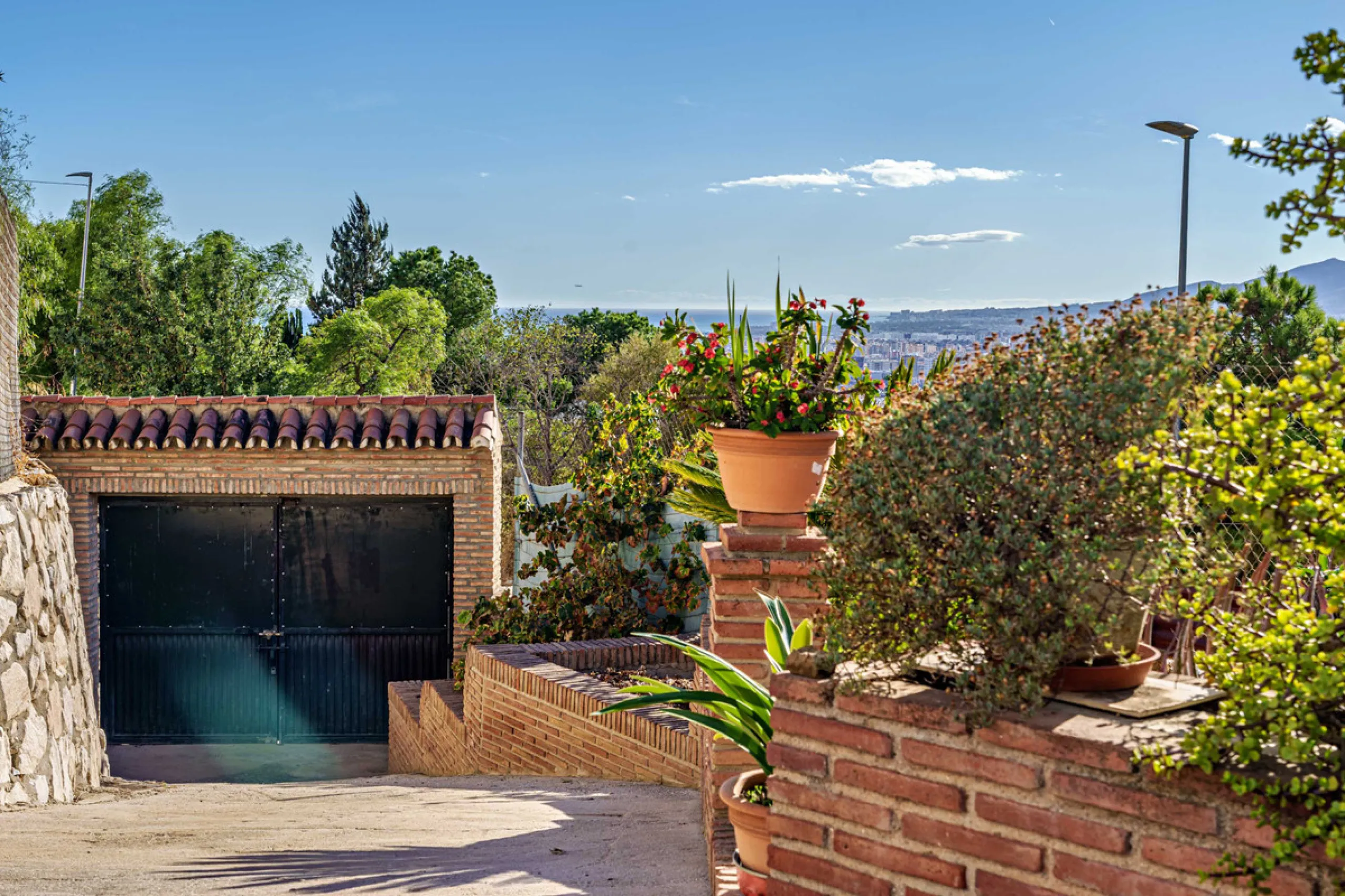 House - Detached Villa в продаже в Ciudad Jardín, Málaga. В доме 3 спален и 2 ванных комнат. Площадь дома 336 м². Площадь участка 533 м²