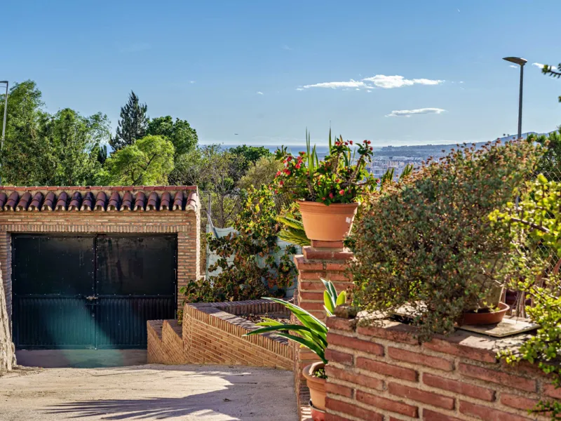House - Detached Villa в продаже в Ciudad Jardín, Málaga. В доме 3 спален и 2 ванных комнат. Площадь дома 336 м². Площадь участка 533 м²
