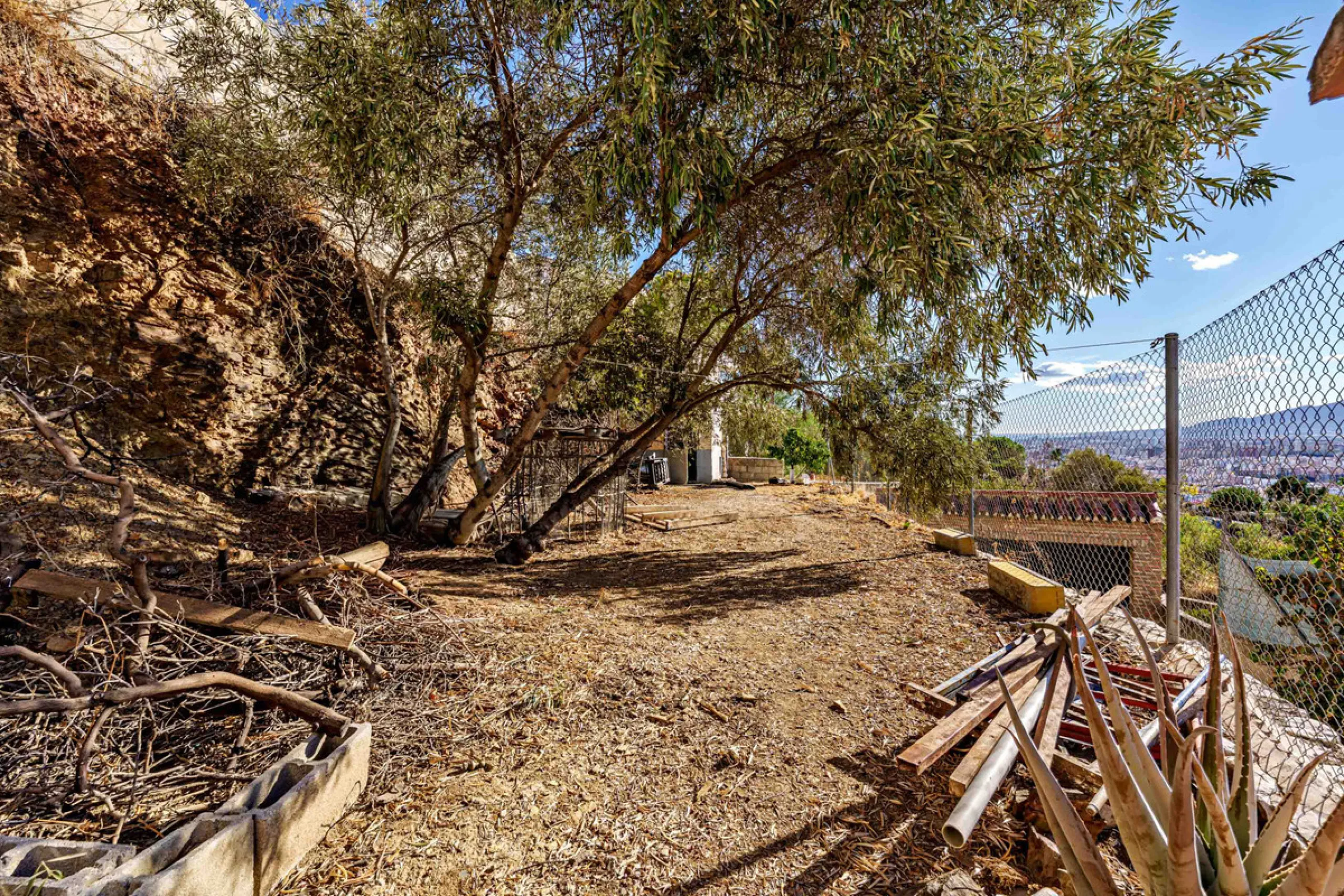 House - Detached Villa в продаже в Ciudad Jardín, Málaga. В доме 3 спален и 2 ванных комнат. Площадь дома 336 м². Площадь участка 533 м²