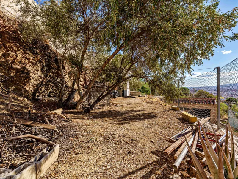 House - Detached Villa в продаже в Ciudad Jardín, Málaga. В доме 3 спален и 2 ванных комнат. Площадь дома 336 м². Площадь участка 533 м²