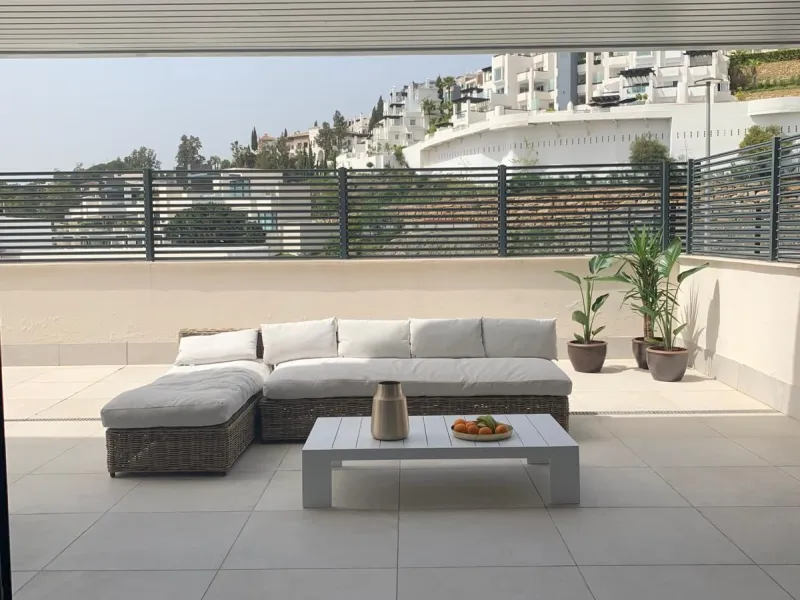 Contemporary Apartment with Exceptional 100 m² Terrace & Sea Views – Benahavís / Marbella