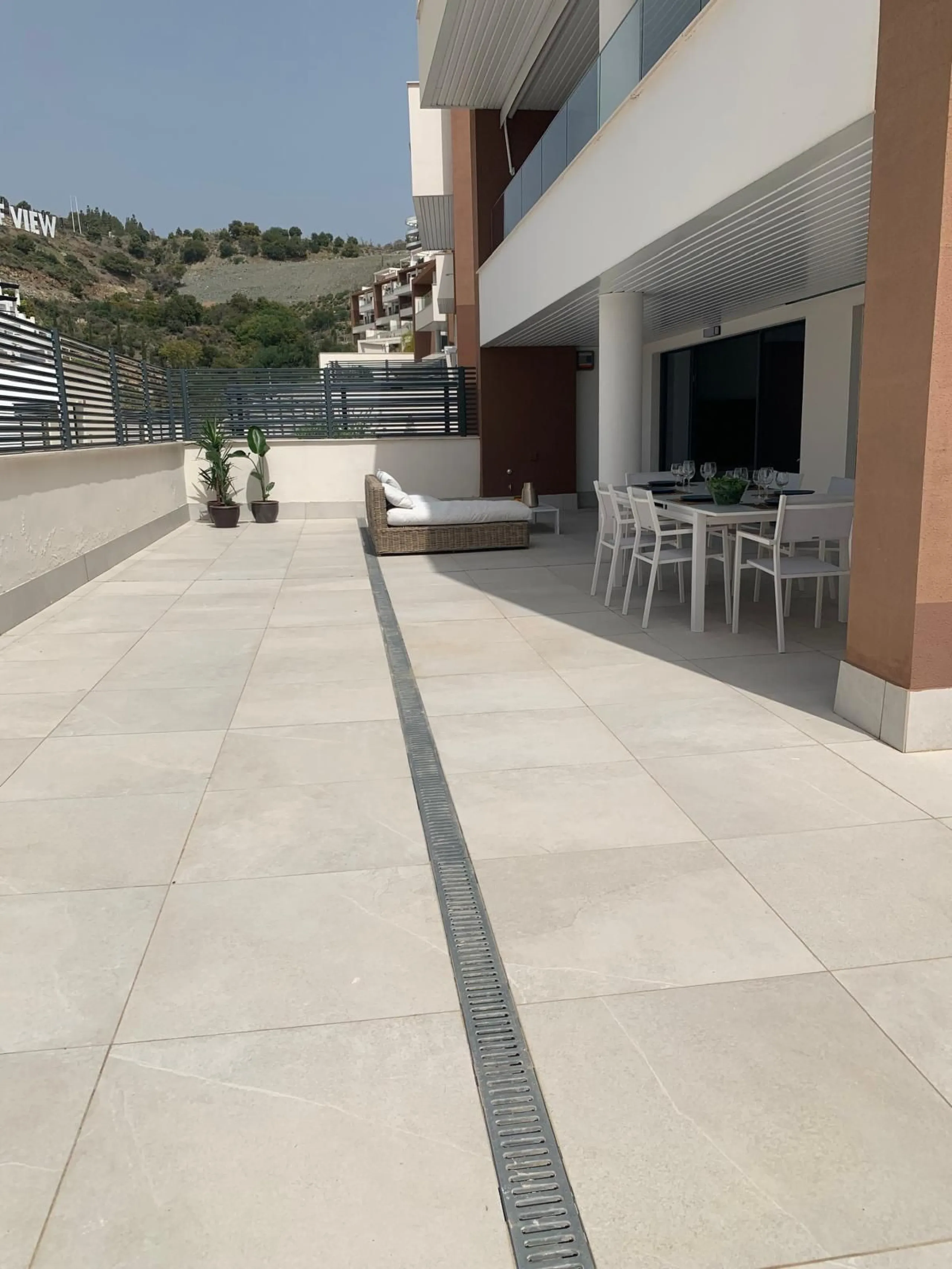 Contemporary Apartment with Exceptional 100 m² Terrace & Sea Views – Benahavís / Marbella