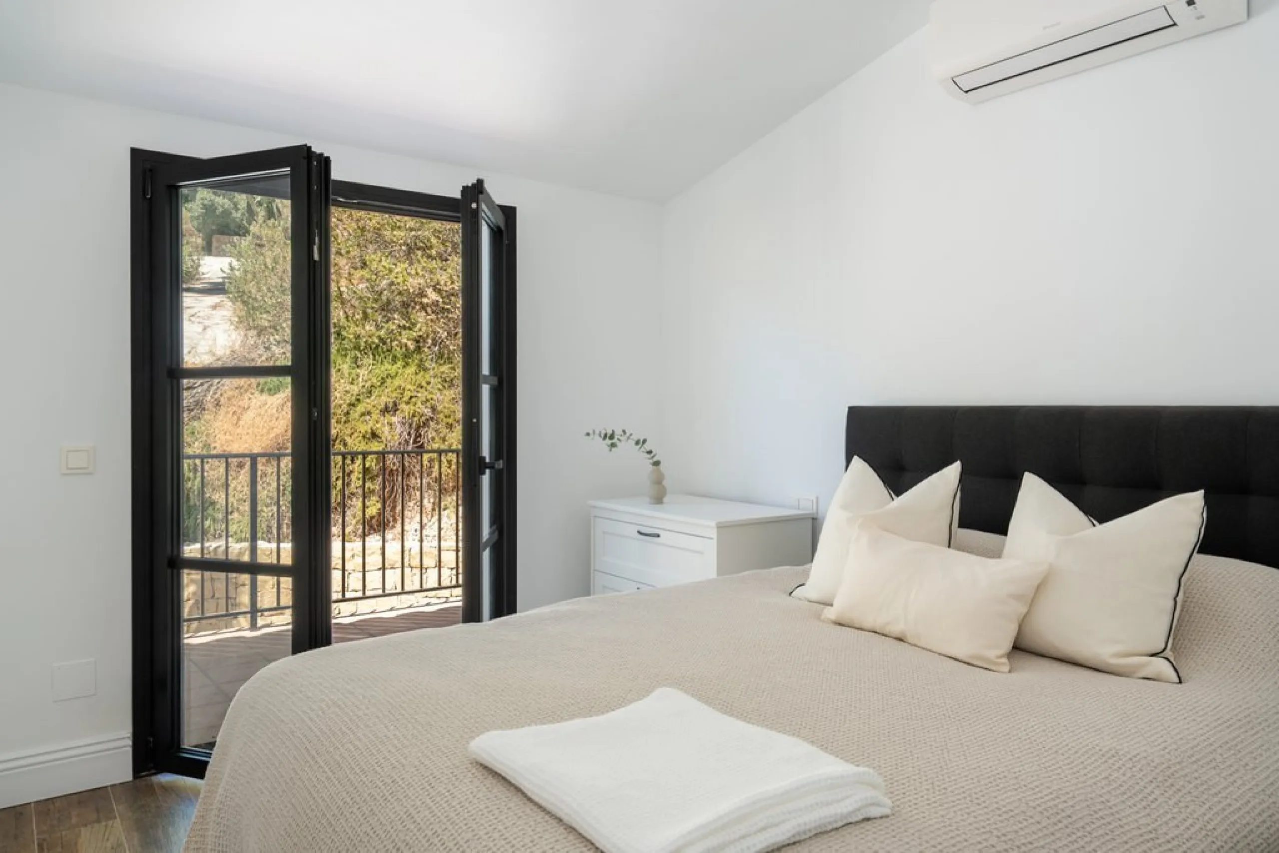 House - Finca - Cortijo в продаже в Casares, Málaga. В доме 5 спален и 5 ванных комнат. Площадь дома 280 м². Площадь участка 4044 м²