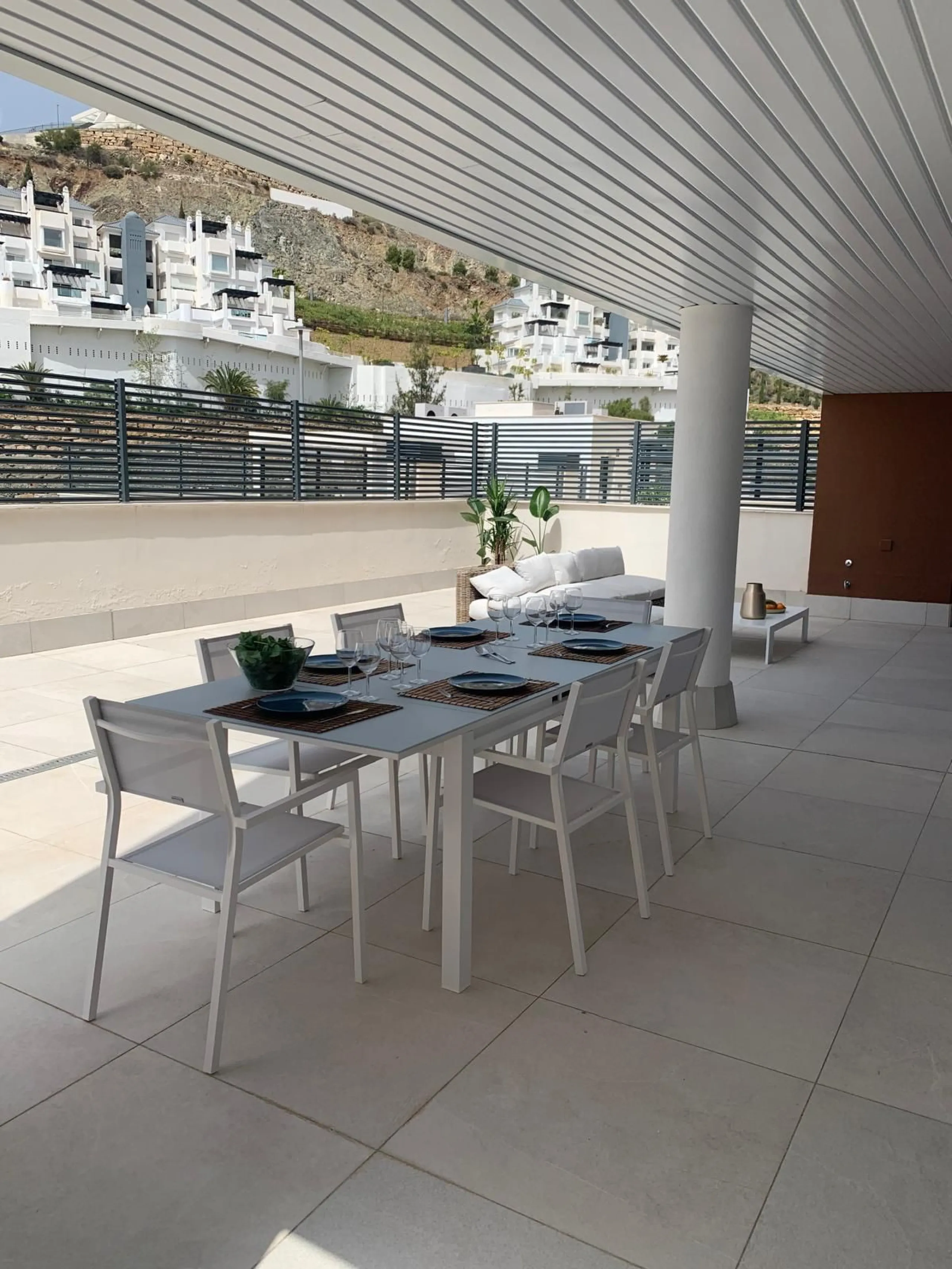 Contemporary Apartment with Exceptional 100 m² Terrace & Sea Views – Benahavís / Marbella