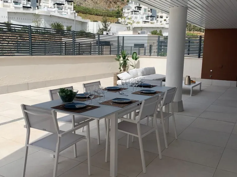 Contemporary Apartment with Exceptional 100 m² Terrace & Sea Views – Benahavís / Marbella