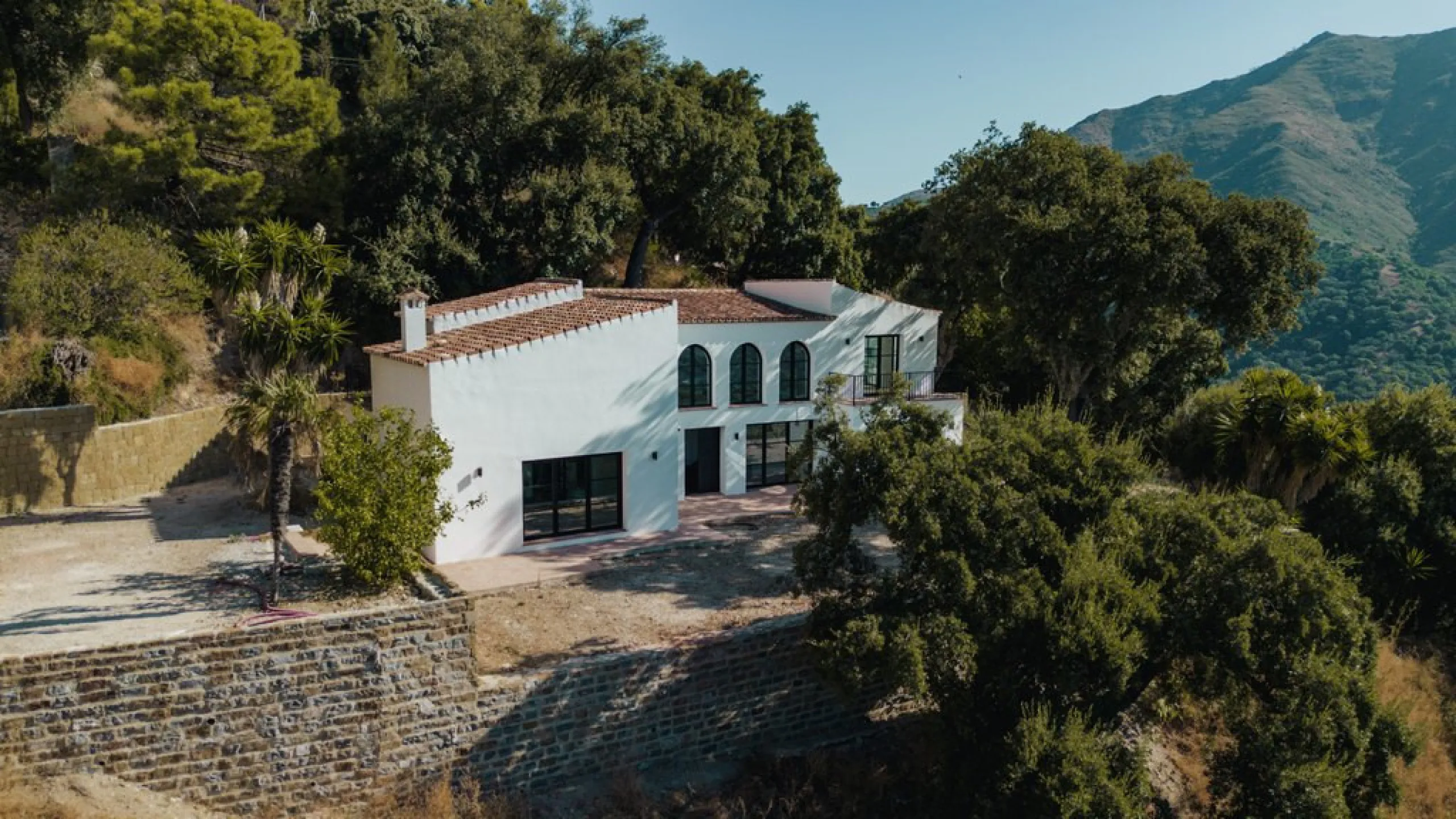House - Finca - Cortijo в продаже в Casares, Málaga. В доме 5 спален и 5 ванных комнат. Площадь дома 280 м². Площадь участка 4044 м²