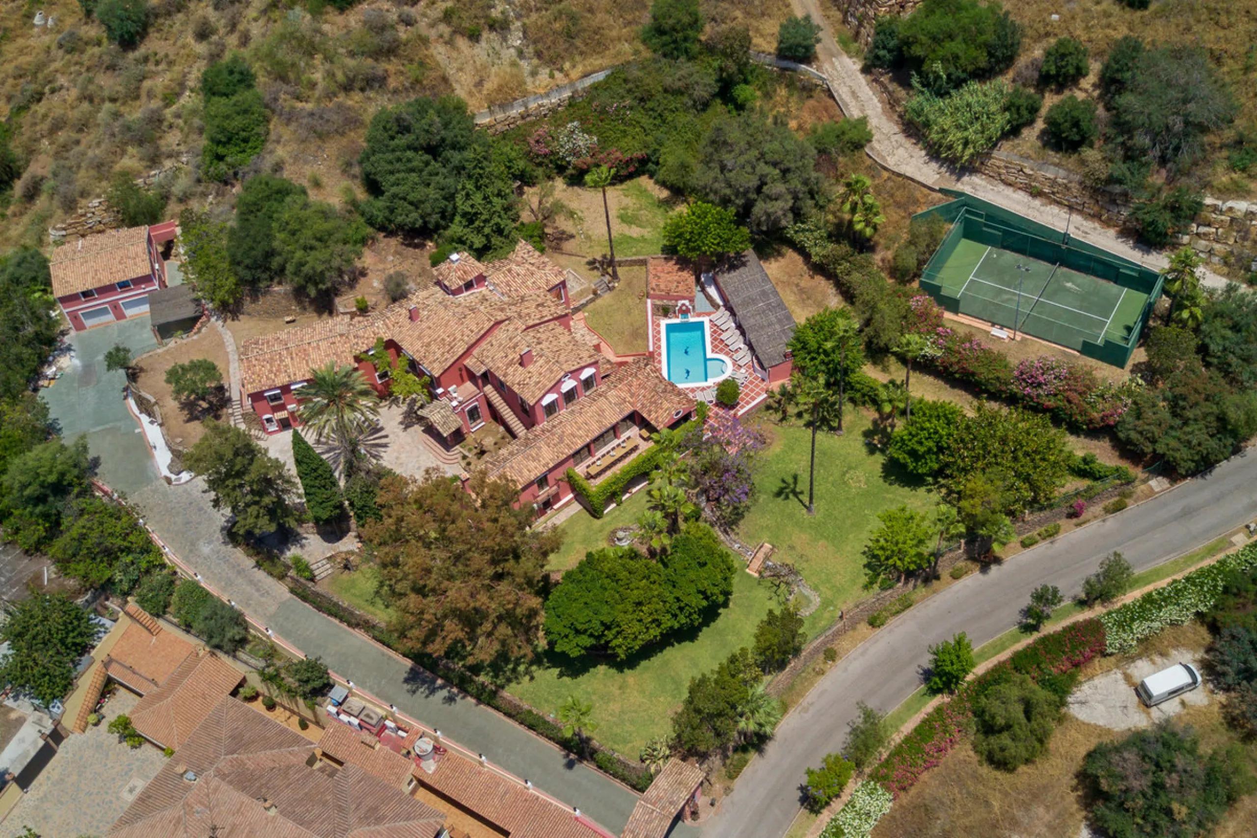 House - Detached Villa в продаже в Benahavís, Málaga. В доме 12 спален и 10 ванных комнат. Площадь дома 1058 м². Площадь участка 4899 м²