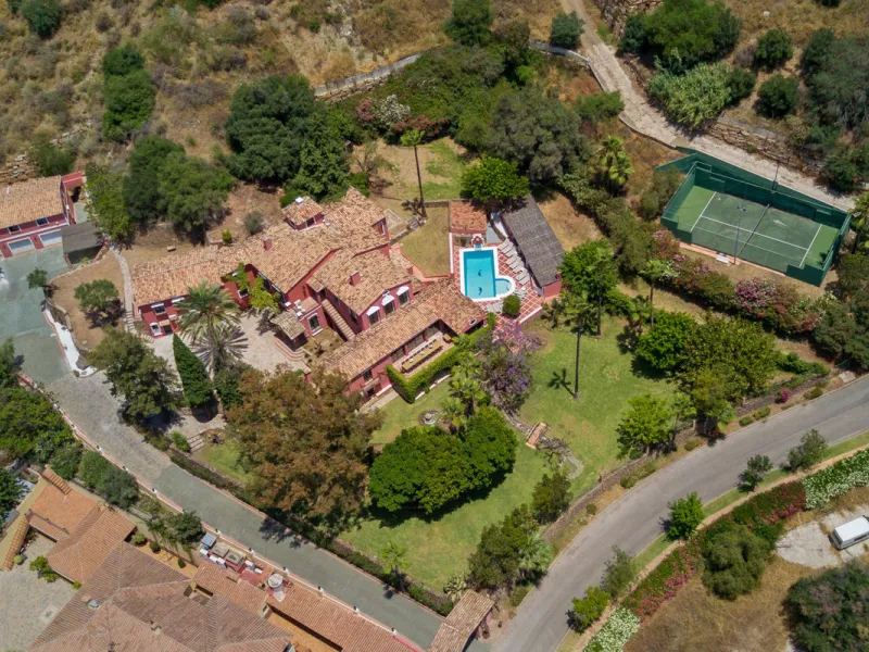 House - Detached Villa в продаже в Benahavís, Málaga. В доме 12 спален и 10 ванных комнат. Площадь дома 1058 м². Площадь участка 4899 м²