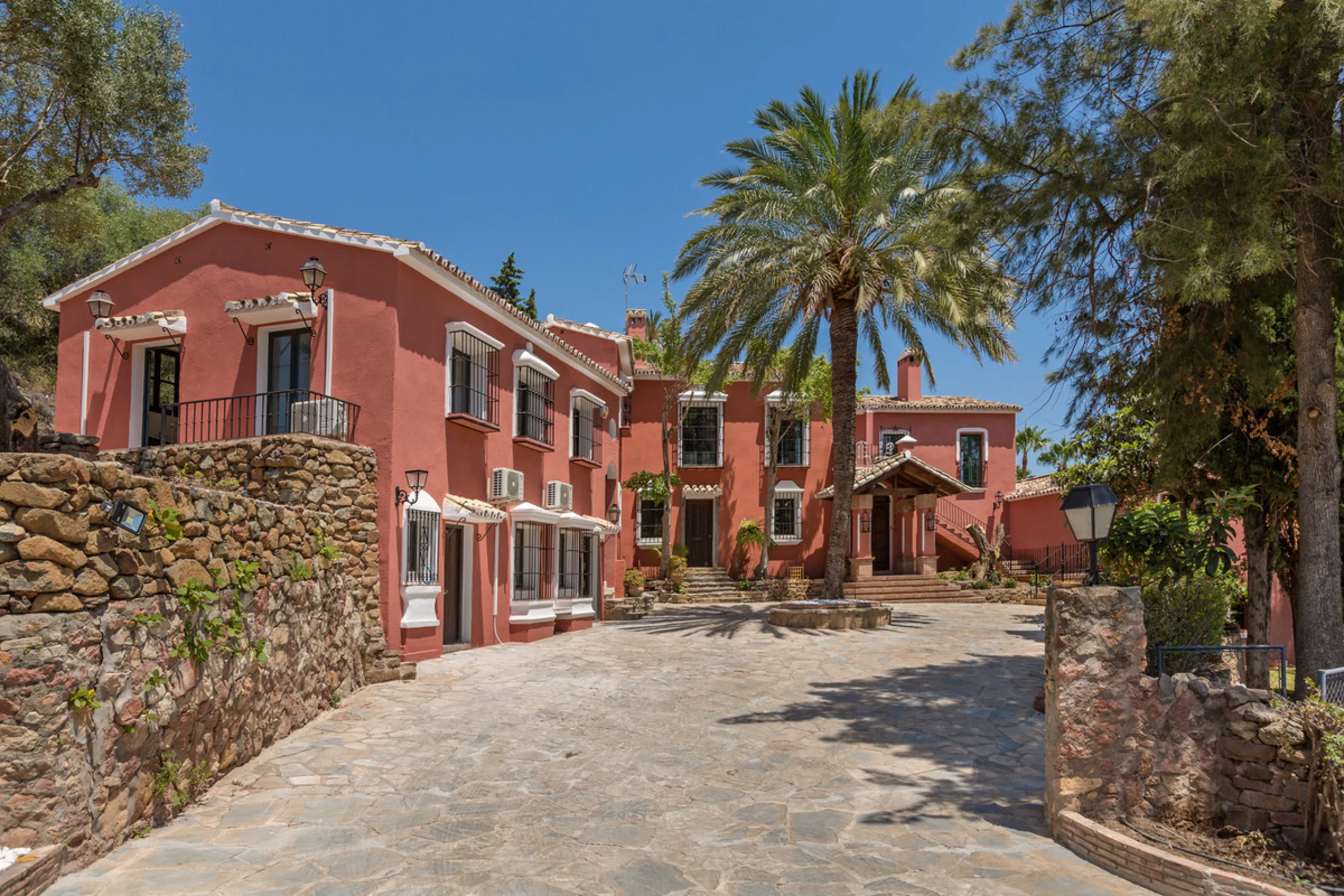 House - Detached Villa в продаже в Benahavís, Málaga. В доме 12 спален и 10 ванных комнат. Площадь дома 1058 м². Площадь участка 4899 м²