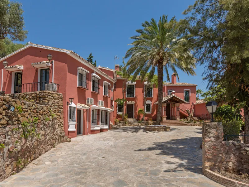 House - Detached Villa в продаже в Benahavís, Málaga. В доме 12 спален и 10 ванных комнат. Площадь дома 1058 м². Площадь участка 4899 м²