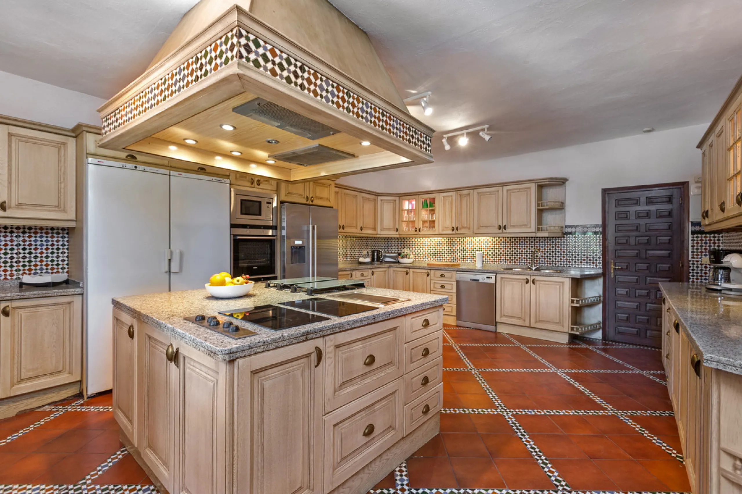 House - Detached Villa в продаже в Benahavís, Málaga. В доме 12 спален и 10 ванных комнат. Площадь дома 1058 м². Площадь участка 4899 м²