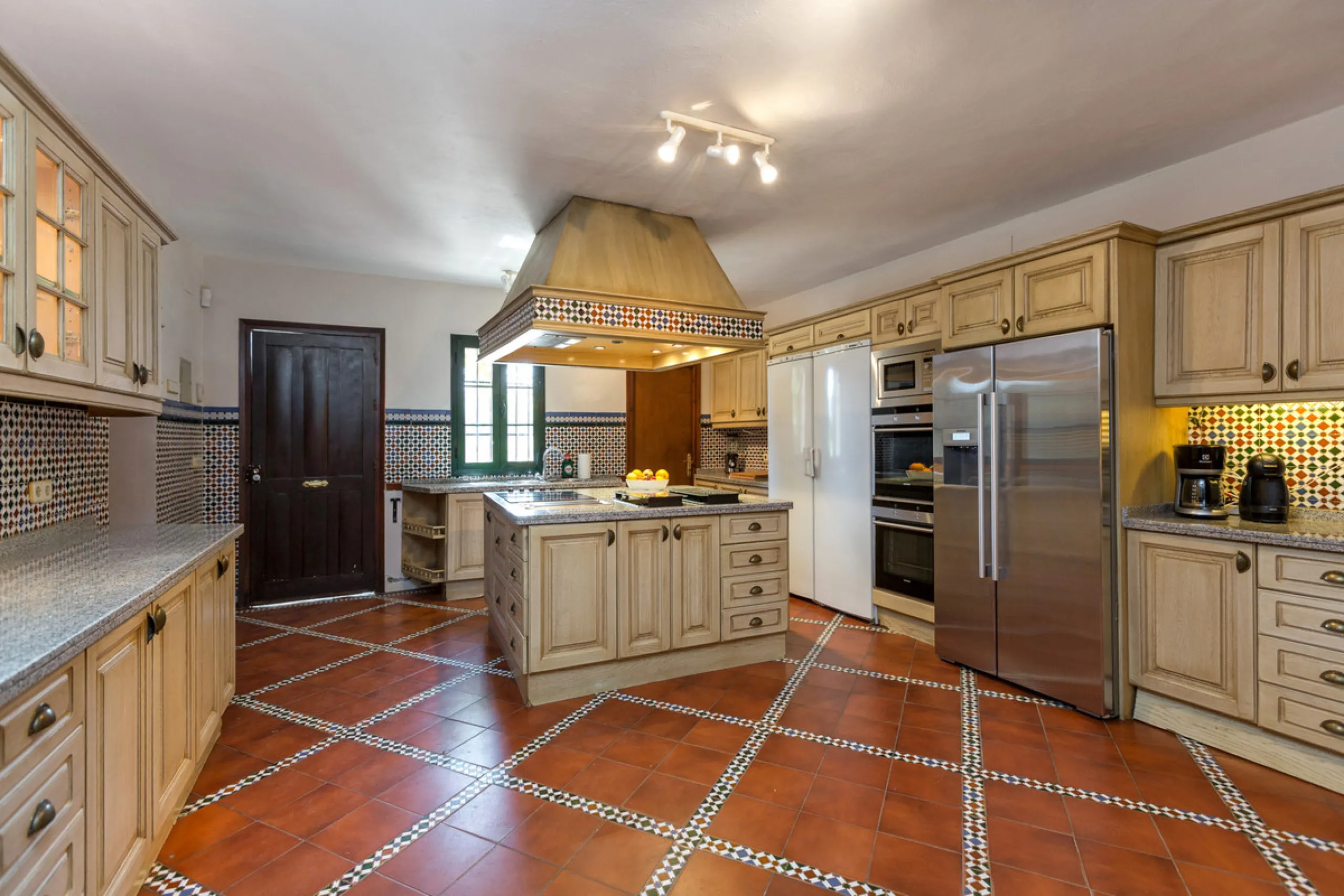 House - Detached Villa в продаже в Benahavís, Málaga. В доме 12 спален и 10 ванных комнат. Площадь дома 1058 м². Площадь участка 4899 м²