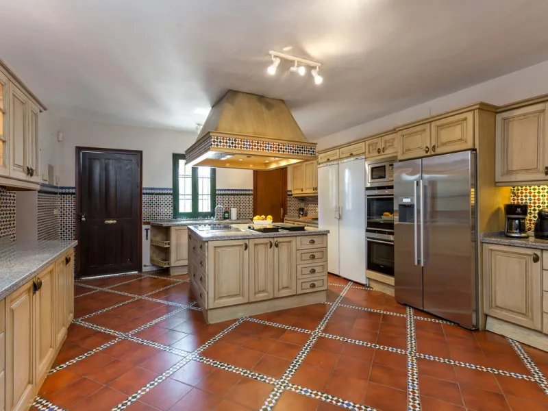 House - Detached Villa в продаже в Benahavís, Málaga. В доме 12 спален и 10 ванных комнат. Площадь дома 1058 м². Площадь участка 4899 м²