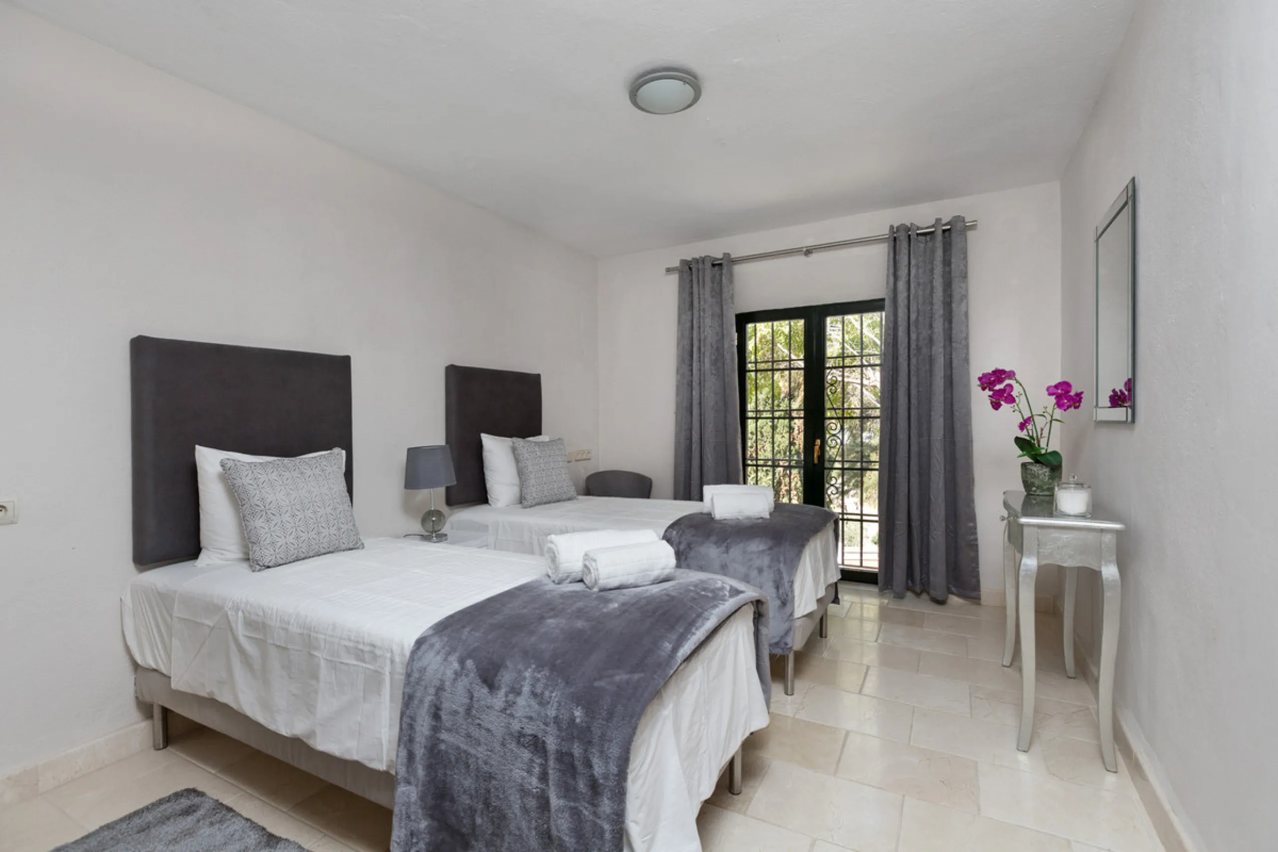 House - Detached Villa в продаже в Benahavís, Málaga. В доме 12 спален и 10 ванных комнат. Площадь дома 1058 м². Площадь участка 4899 м²
