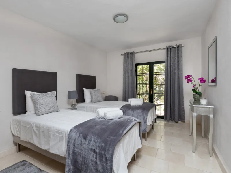 House - Detached Villa в продаже в Benahavís, Málaga. В доме 12 спален и 10 ванных комнат. Площадь дома 1058 м². Площадь участка 4899 м²