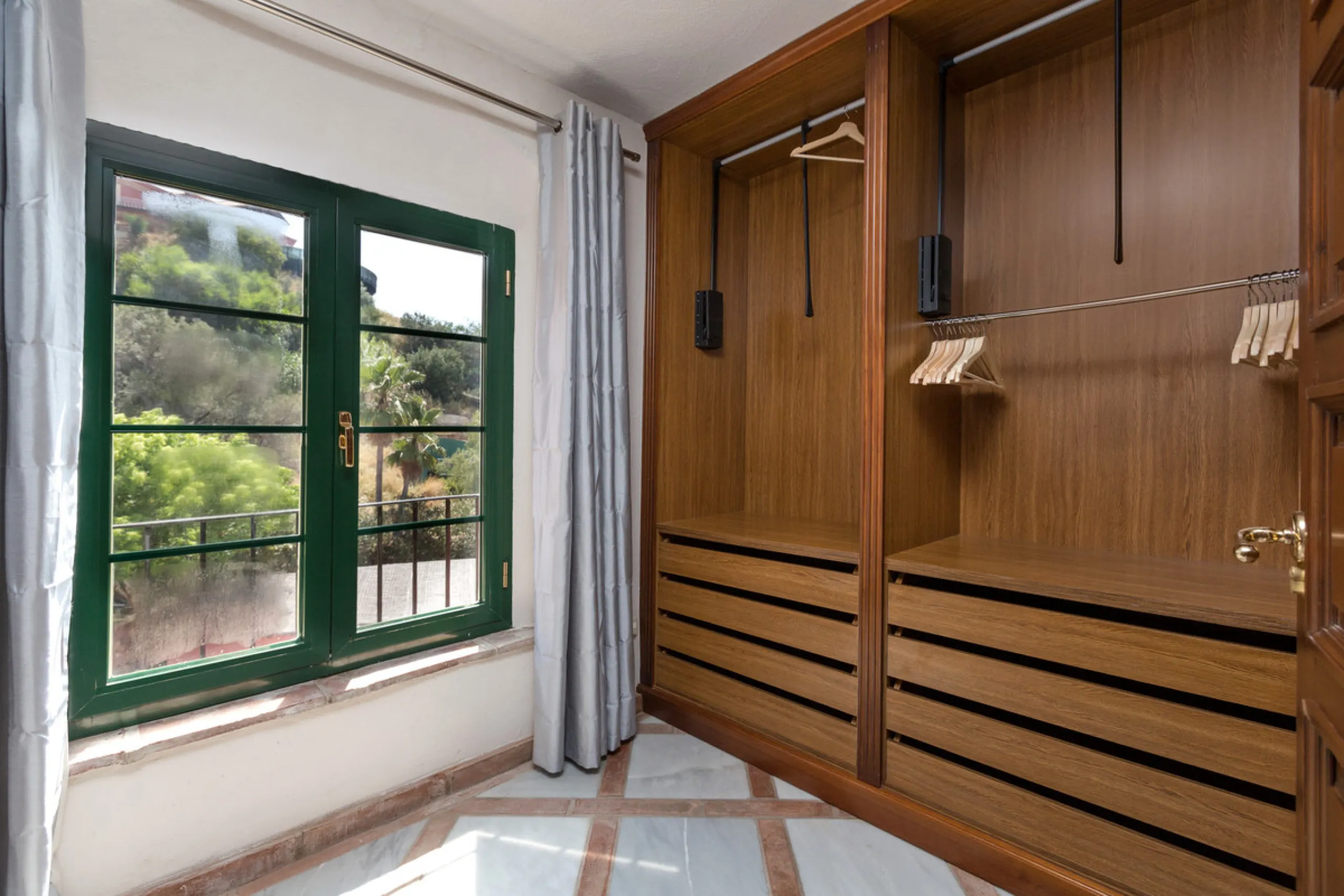 House - Detached Villa в продаже в Benahavís, Málaga. В доме 12 спален и 10 ванных комнат. Площадь дома 1058 м². Площадь участка 4899 м²