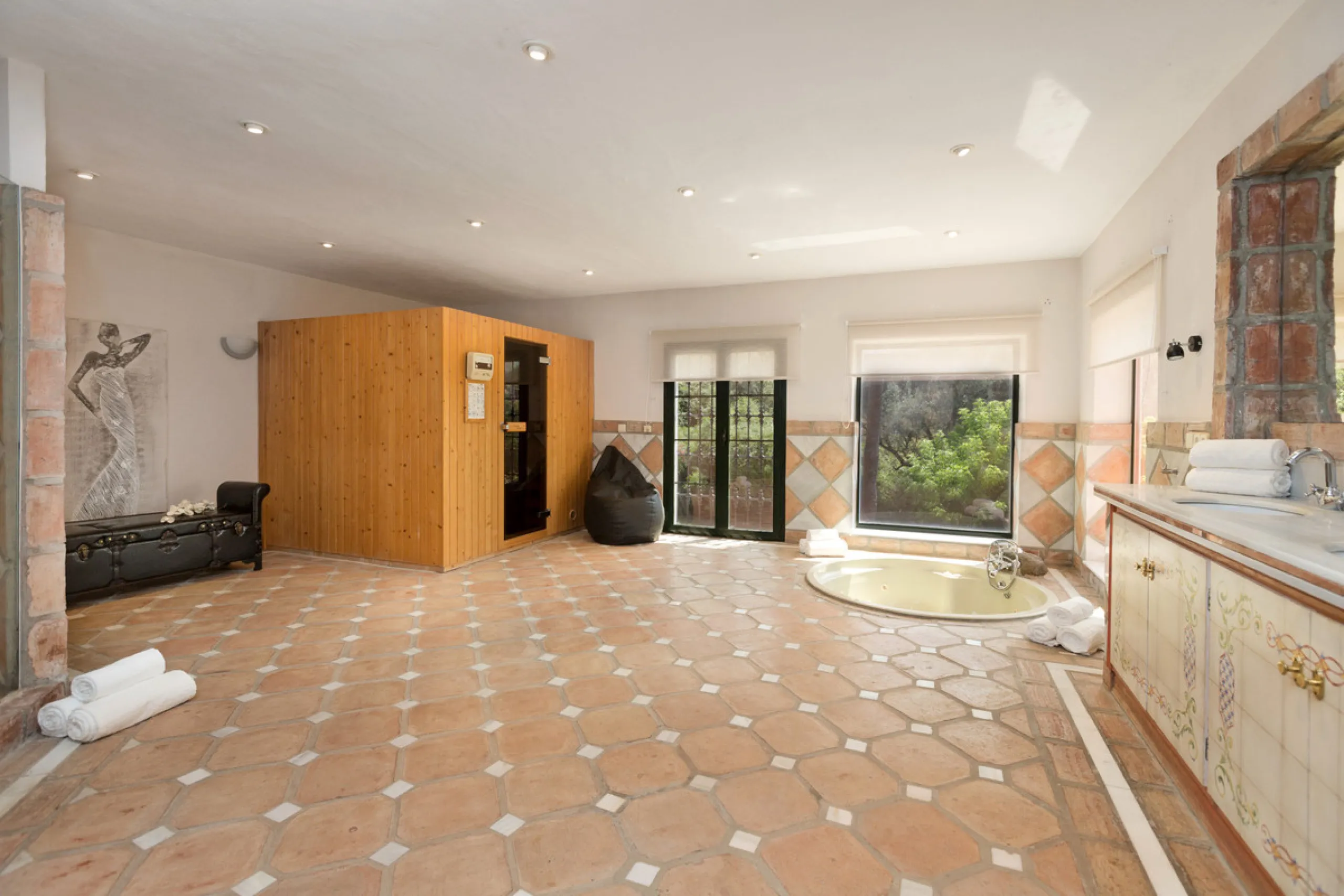 House - Detached Villa в продаже в Benahavís, Málaga. В доме 12 спален и 10 ванных комнат. Площадь дома 1058 м². Площадь участка 4899 м²