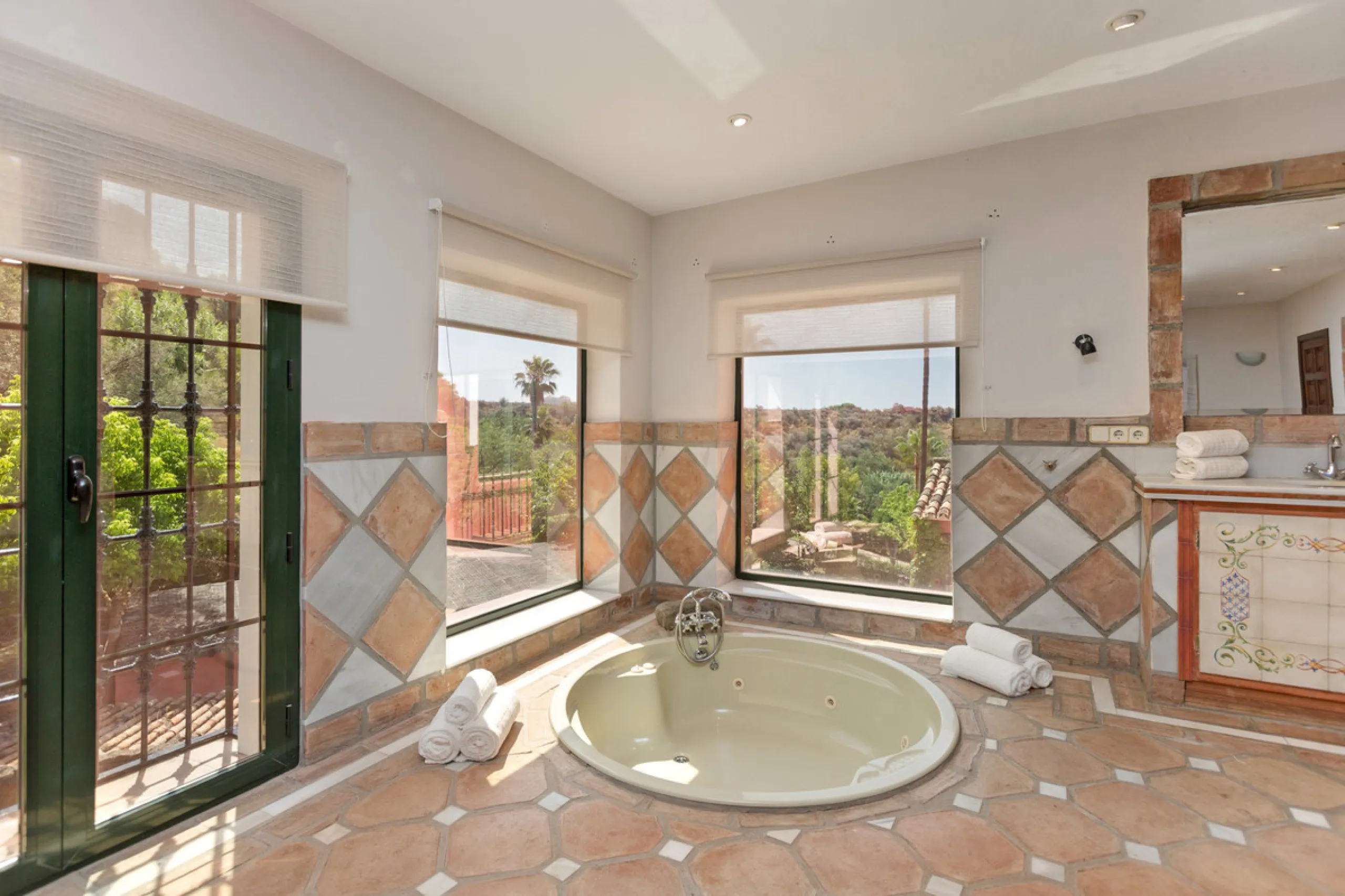 House - Detached Villa в продаже в Benahavís, Málaga. В доме 12 спален и 10 ванных комнат. Площадь дома 1058 м². Площадь участка 4899 м²