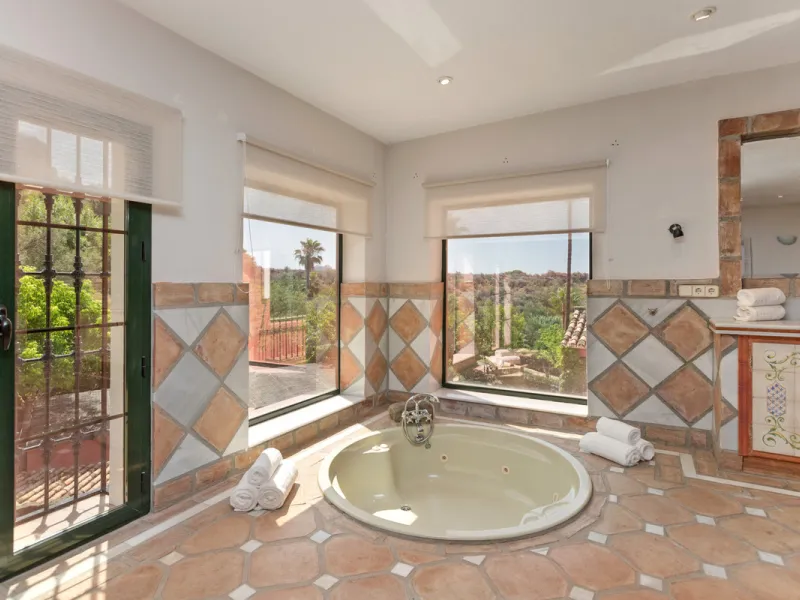 House - Detached Villa в продаже в Benahavís, Málaga. В доме 12 спален и 10 ванных комнат. Площадь дома 1058 м². Площадь участка 4899 м²