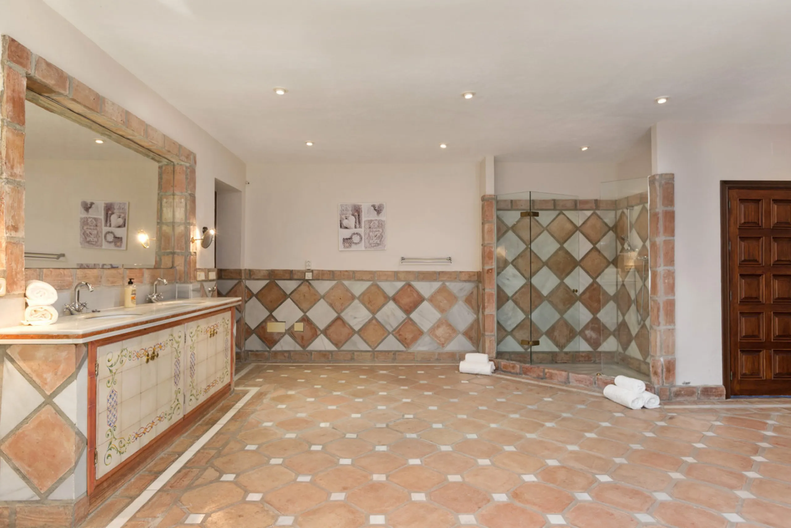 House - Detached Villa в продаже в Benahavís, Málaga. В доме 12 спален и 10 ванных комнат. Площадь дома 1058 м². Площадь участка 4899 м²