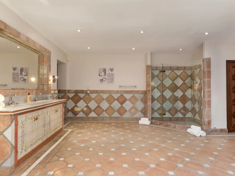 House - Detached Villa в продаже в Benahavís, Málaga. В доме 12 спален и 10 ванных комнат. Площадь дома 1058 м². Площадь участка 4899 м²