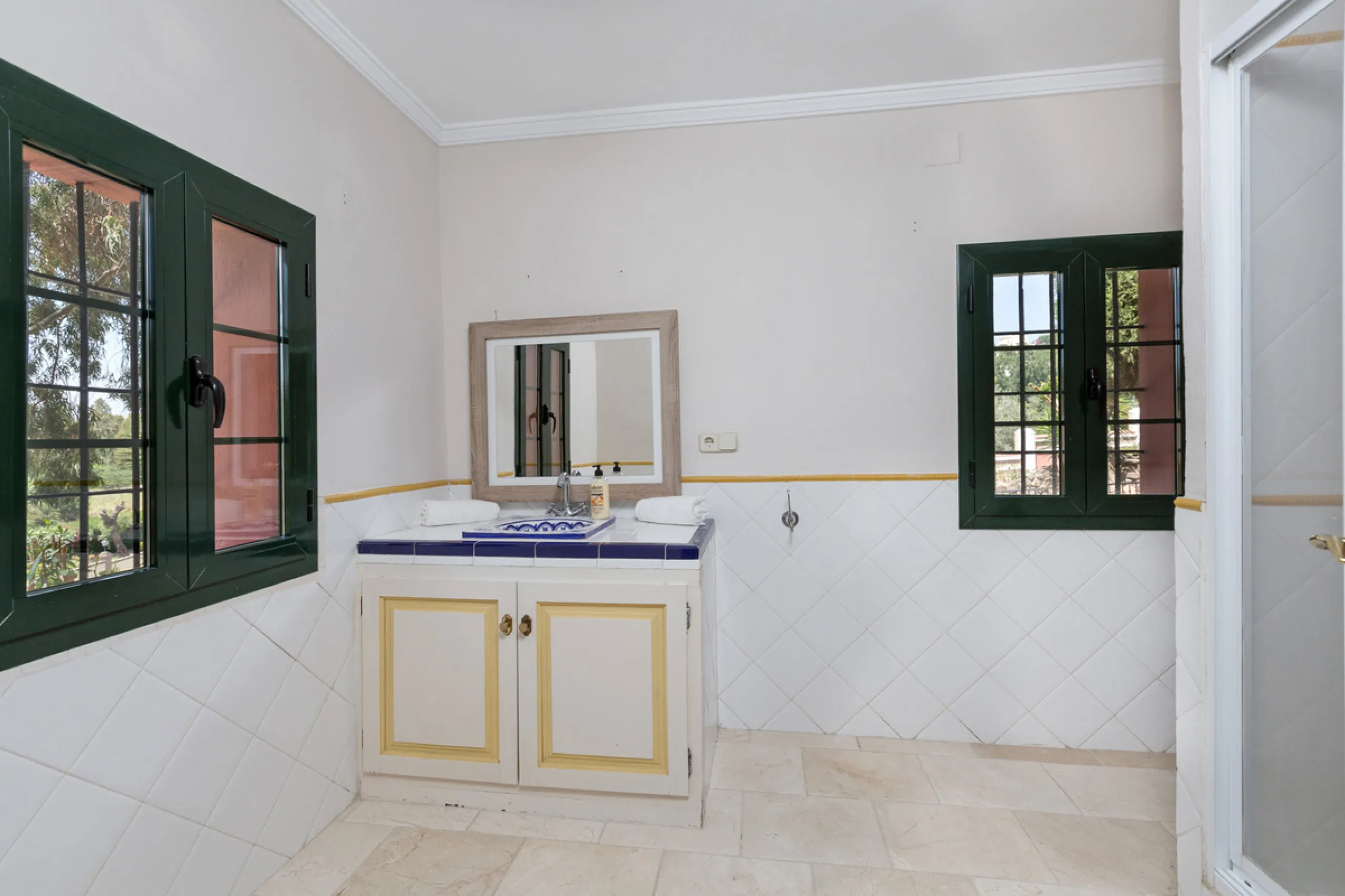 House - Detached Villa в продаже в Benahavís, Málaga. В доме 12 спален и 10 ванных комнат. Площадь дома 1058 м². Площадь участка 4899 м²