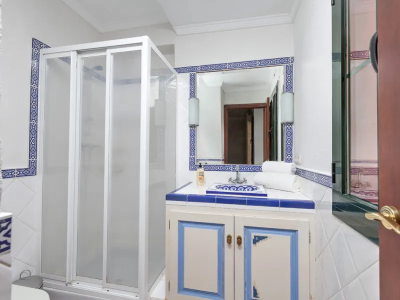 House - Detached Villa в продаже в Benahavís, Málaga. В доме 12 спален и 10 ванных комнат. Площадь дома 1058 м². Площадь участка 4899 м²