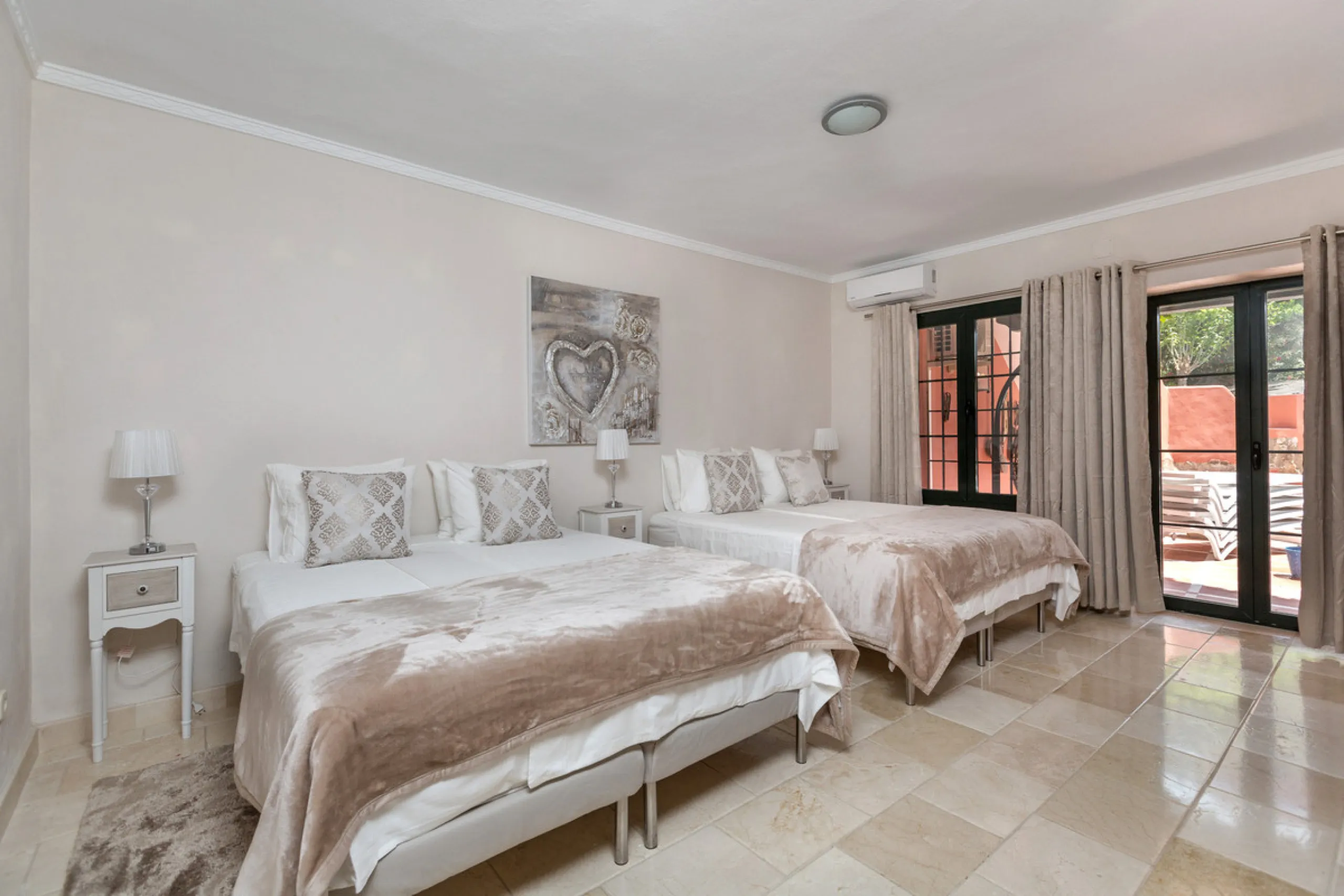 House - Detached Villa в продаже в Benahavís, Málaga. В доме 12 спален и 10 ванных комнат. Площадь дома 1058 м². Площадь участка 4899 м²