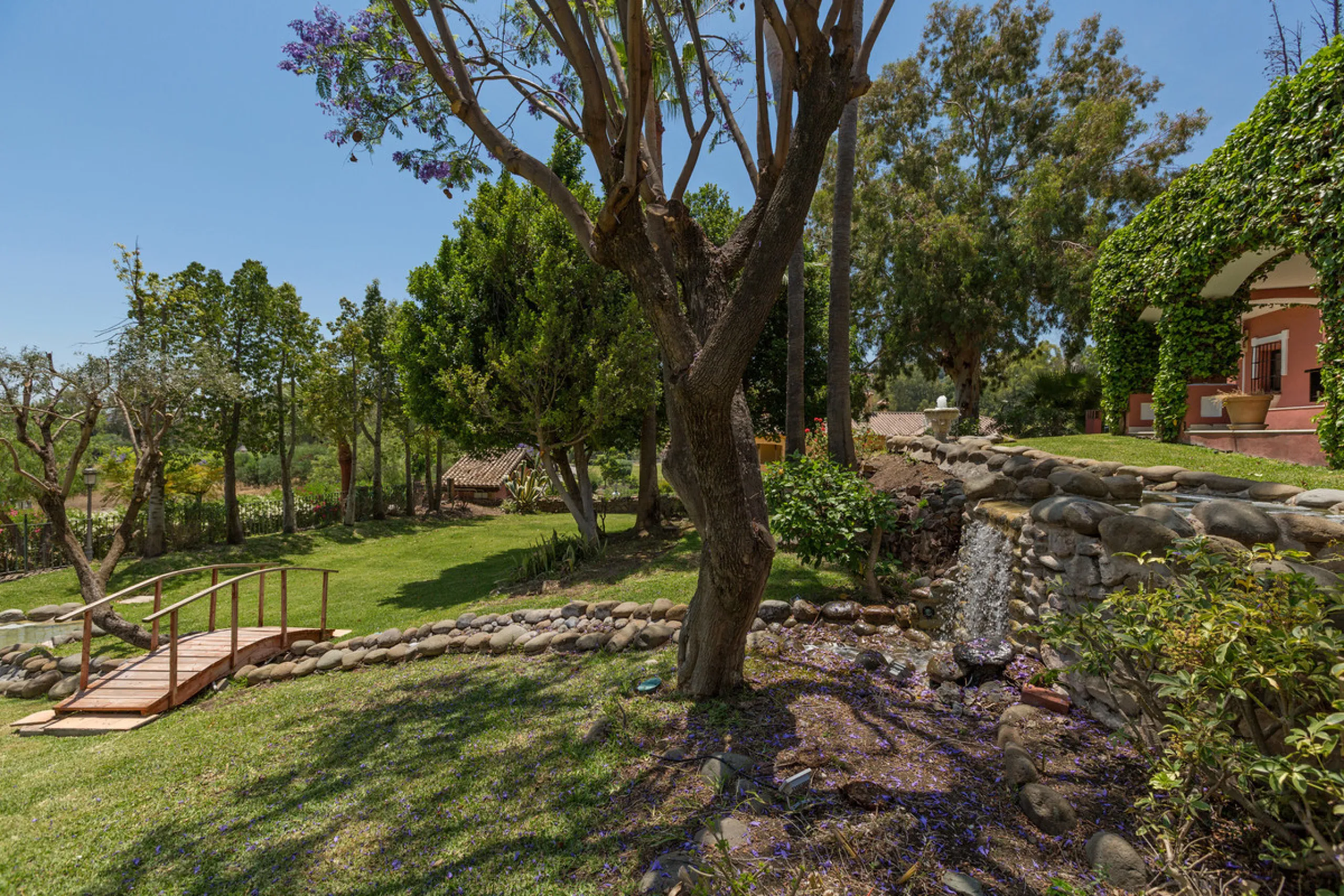 House - Detached Villa в продаже в Benahavís, Málaga. В доме 12 спален и 10 ванных комнат. Площадь дома 1058 м². Площадь участка 4899 м²