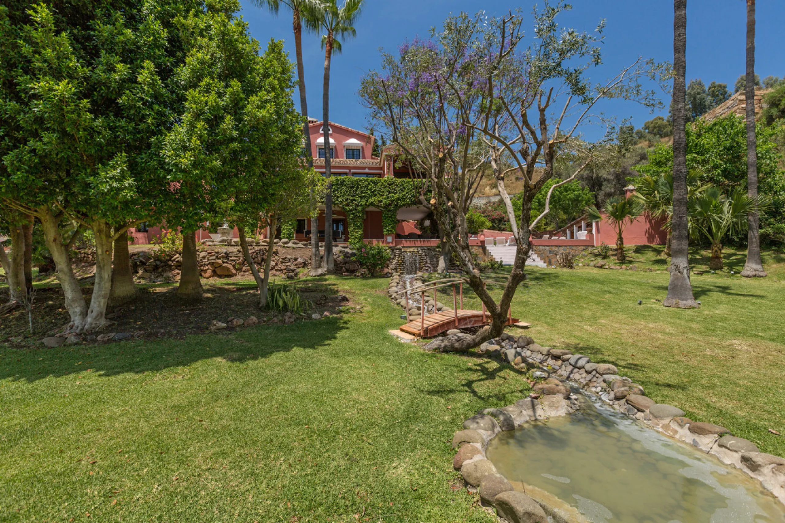 House - Detached Villa в продаже в Benahavís, Málaga. В доме 12 спален и 10 ванных комнат. Площадь дома 1058 м². Площадь участка 4899 м²