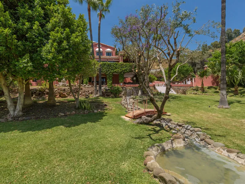 House - Detached Villa в продаже в Benahavís, Málaga. В доме 12 спален и 10 ванных комнат. Площадь дома 1058 м². Площадь участка 4899 м²