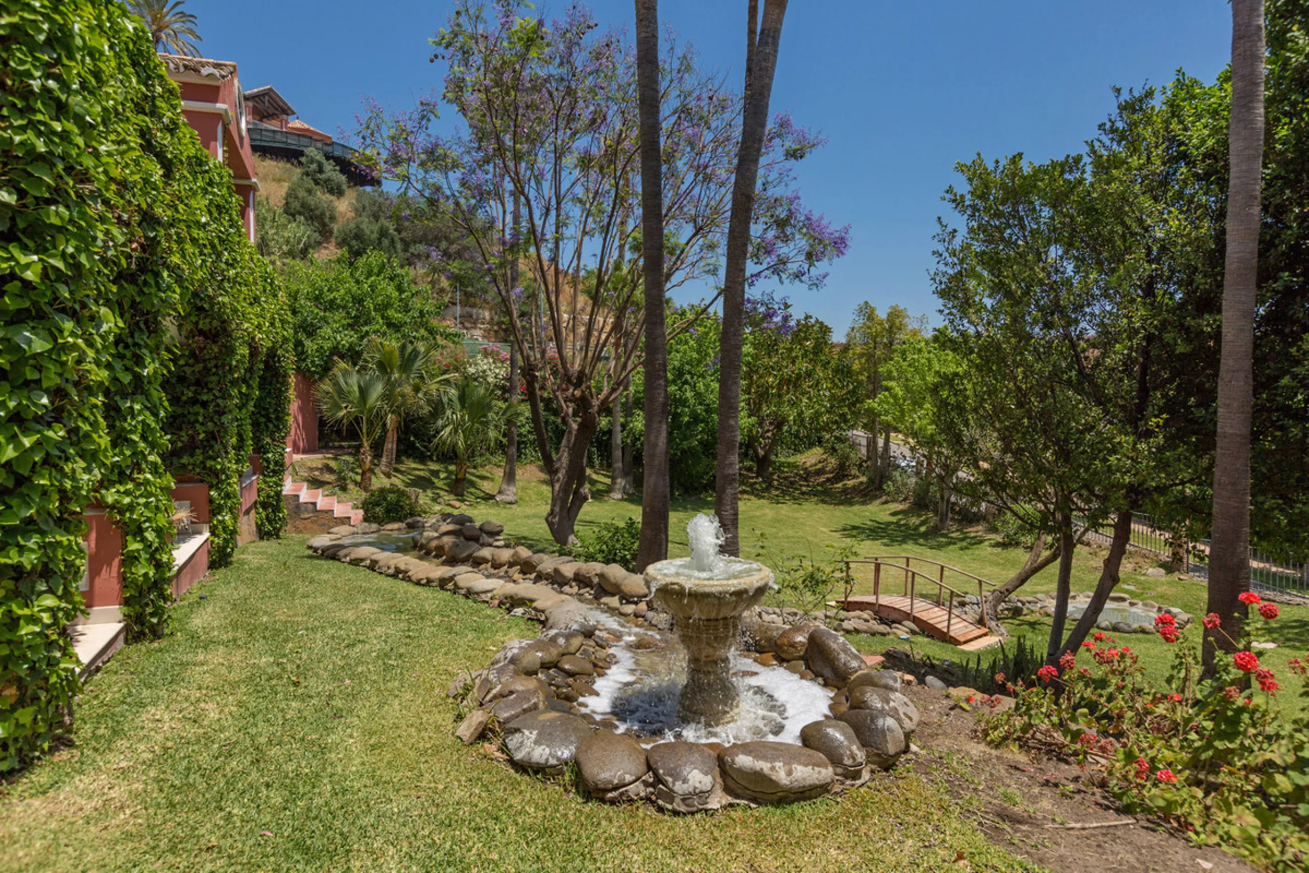House - Detached Villa в продаже в Benahavís, Málaga. В доме 12 спален и 10 ванных комнат. Площадь дома 1058 м². Площадь участка 4899 м²