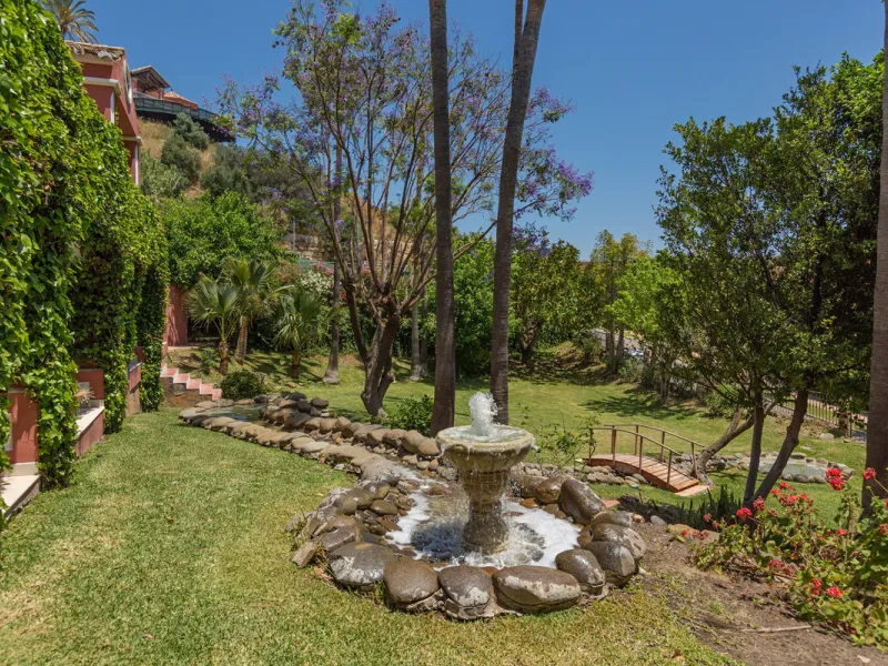 House - Detached Villa в продаже в Benahavís, Málaga. В доме 12 спален и 10 ванных комнат. Площадь дома 1058 м². Площадь участка 4899 м²