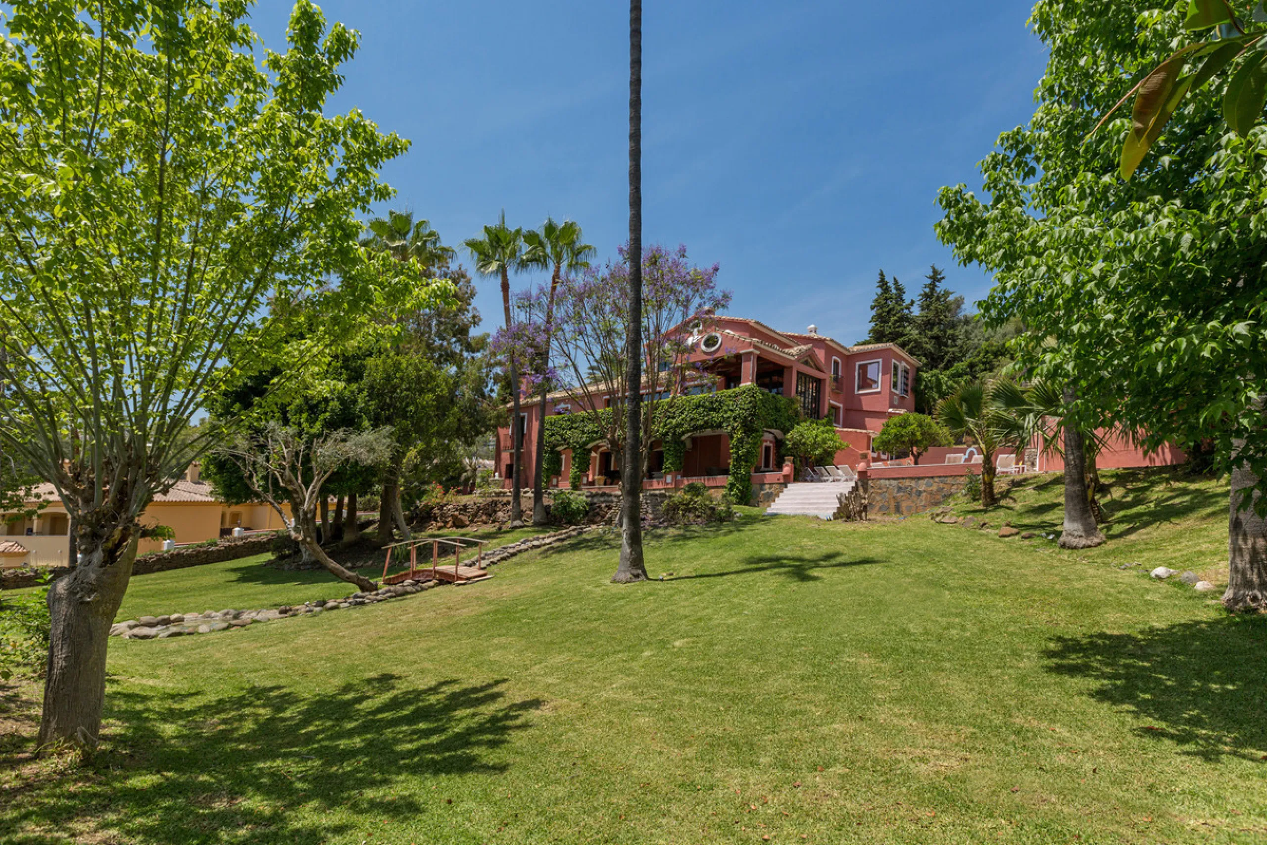 House - Detached Villa в продаже в Benahavís, Málaga. В доме 12 спален и 10 ванных комнат. Площадь дома 1058 м². Площадь участка 4899 м²