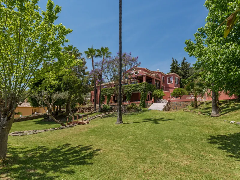 House - Detached Villa в продаже в Benahavís, Málaga. В доме 12 спален и 10 ванных комнат. Площадь дома 1058 м². Площадь участка 4899 м²