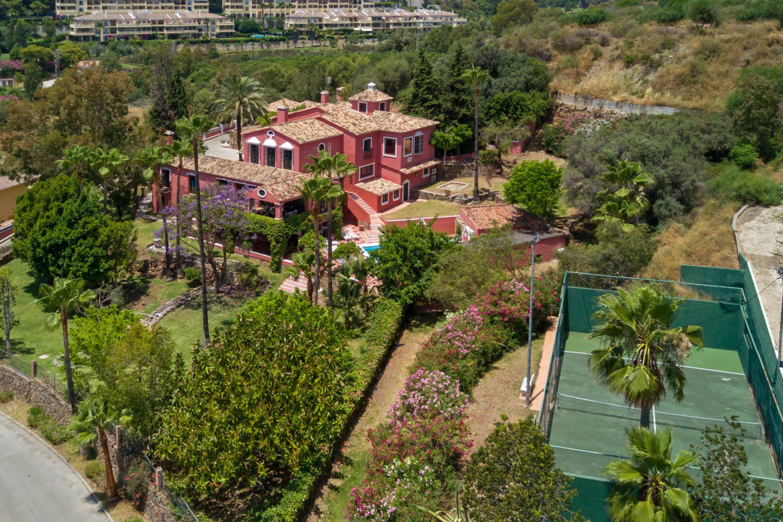 House - Detached Villa в продаже в Benahavís, Málaga. В доме 12 спален и 10 ванных комнат. Площадь дома 1058 м². Площадь участка 4899 м²