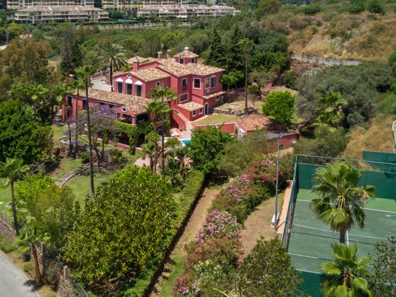 House - Detached Villa в продаже в Benahavís, Málaga. В доме 12 спален и 10 ванных комнат. Площадь дома 1058 м². Площадь участка 4899 м²
