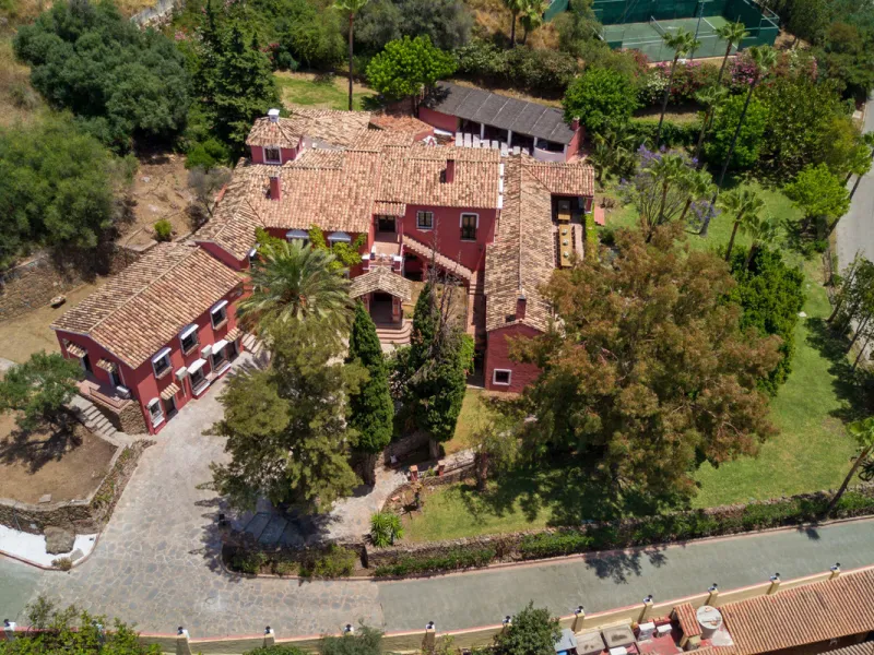 House - Detached Villa в продаже в Benahavís, Málaga. В доме 12 спален и 10 ванных комнат. Площадь дома 1058 м². Площадь участка 4899 м²