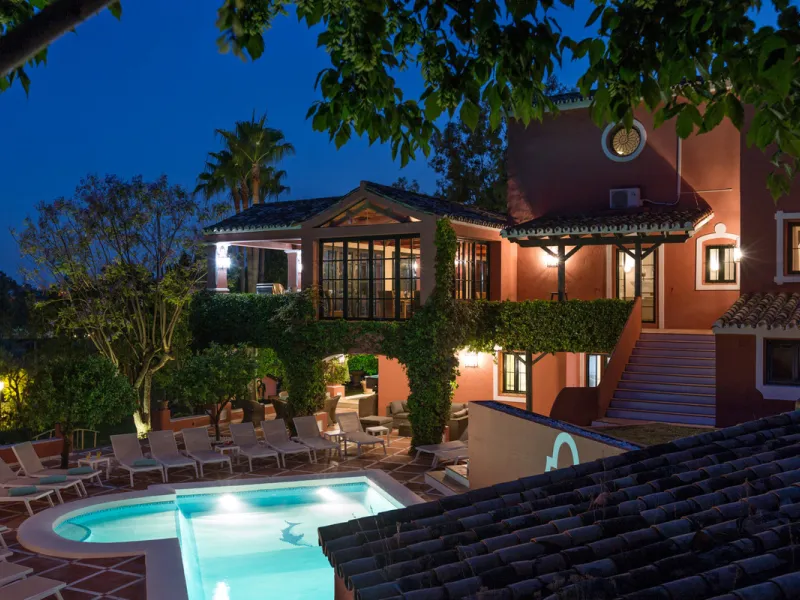 House - Detached Villa в продаже в Benahavís, Málaga. В доме 12 спален и 10 ванных комнат. Площадь дома 1058 м². Площадь участка 4899 м²