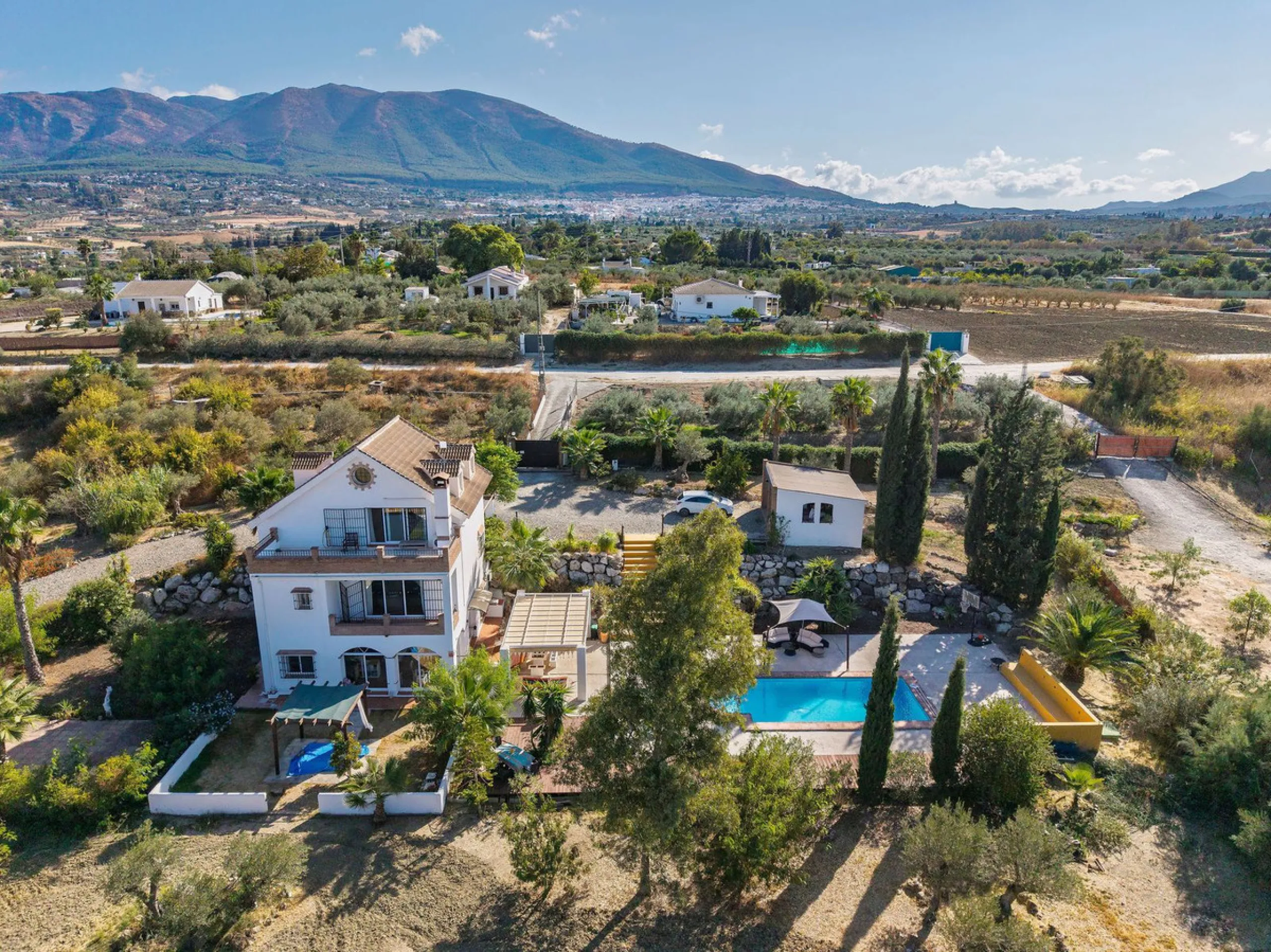 Welcome to this villa in the Alhaurín countryside offering 4 bedrooms, 4 bathrooms, over 5,000 m² plot  and a private pool!