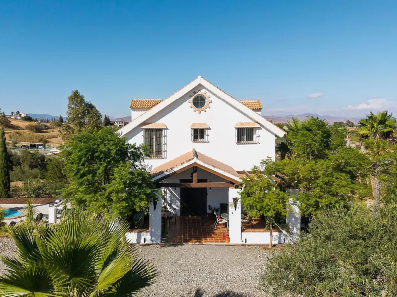 Welcome to this villa in the Alhaurín countryside offering 4 bedrooms, 4 bathrooms, over 5,000 m² plot  and a private pool!