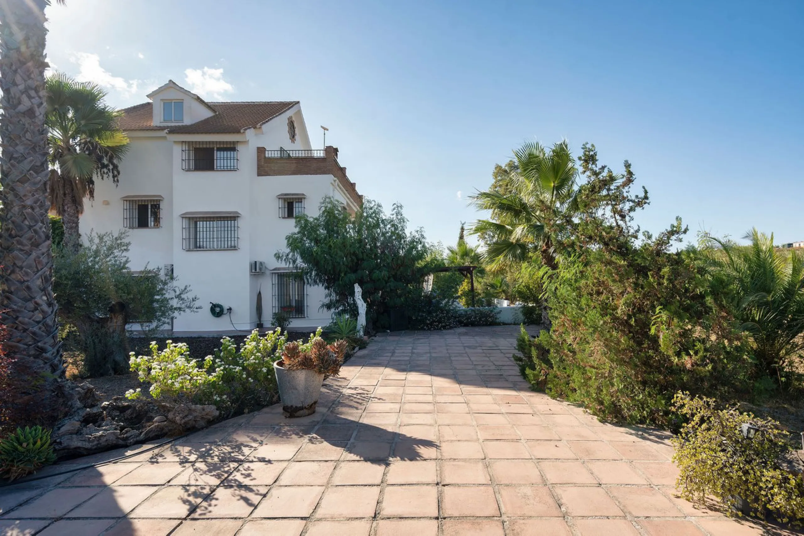 Welcome to this villa in the Alhaurín countryside offering 4 bedrooms, 4 bathrooms, over 5,000 m² plot  and a private pool!
