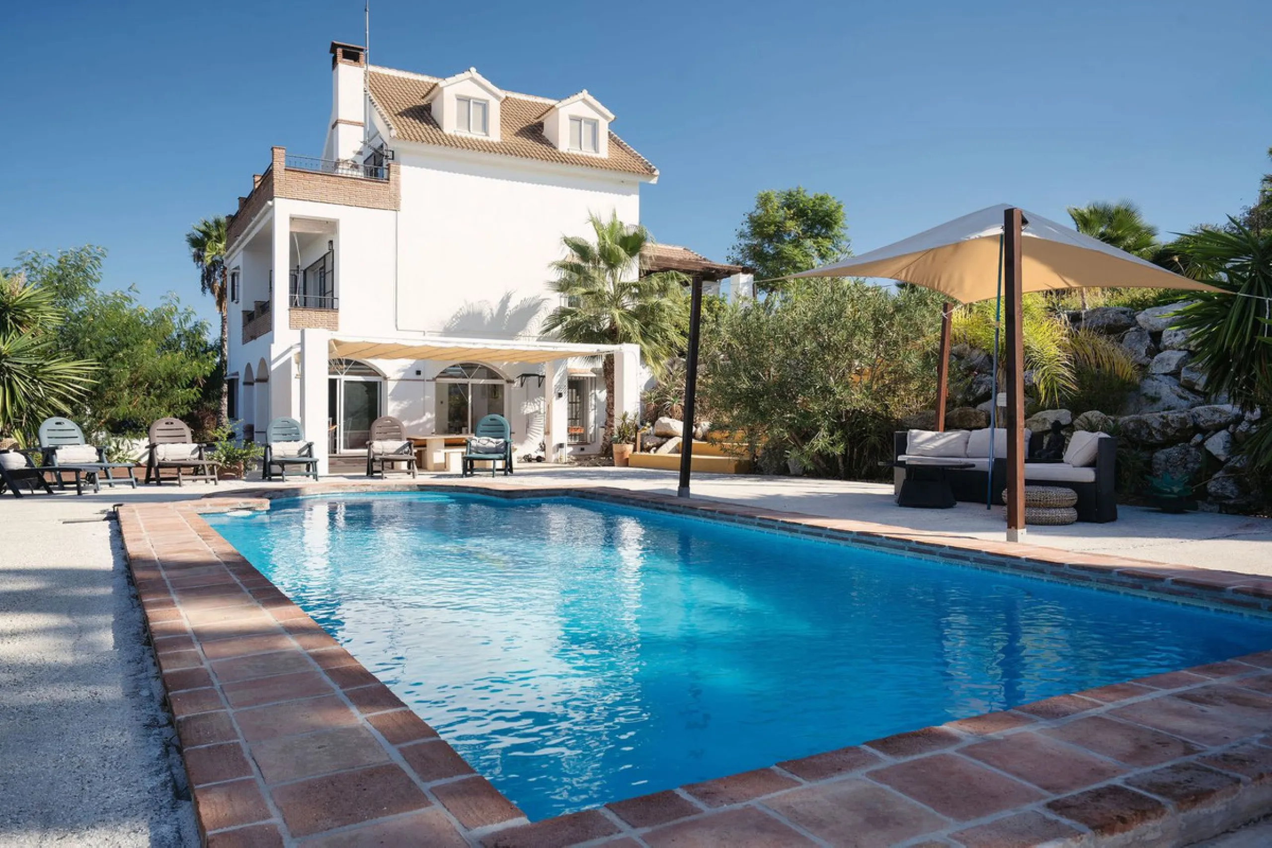 Welcome to this villa in the Alhaurín countryside offering 4 bedrooms, 4 bathrooms, over 5,000 m² plot  and a private pool!