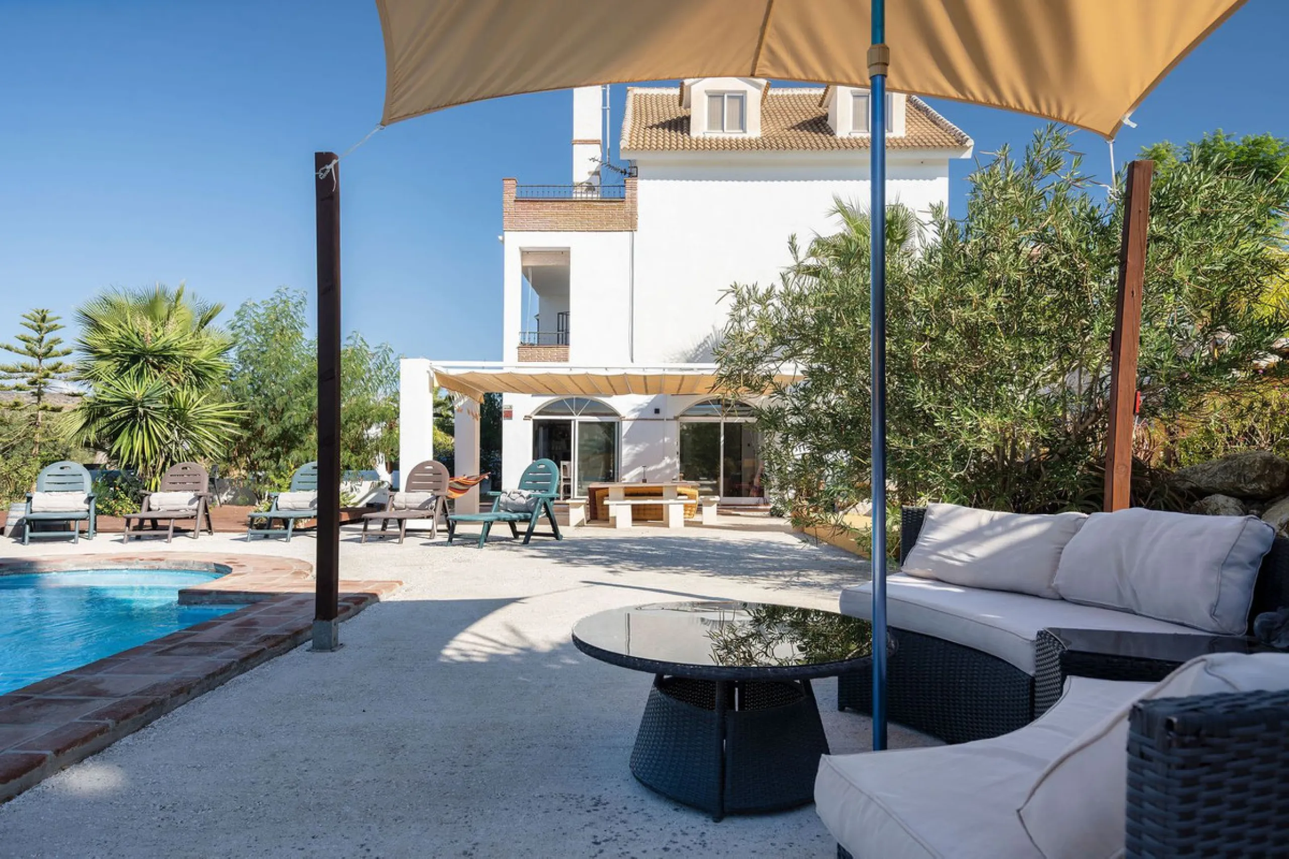 Welcome to this villa in the Alhaurín countryside offering 4 bedrooms, 4 bathrooms, over 5,000 m² plot  and a private pool!